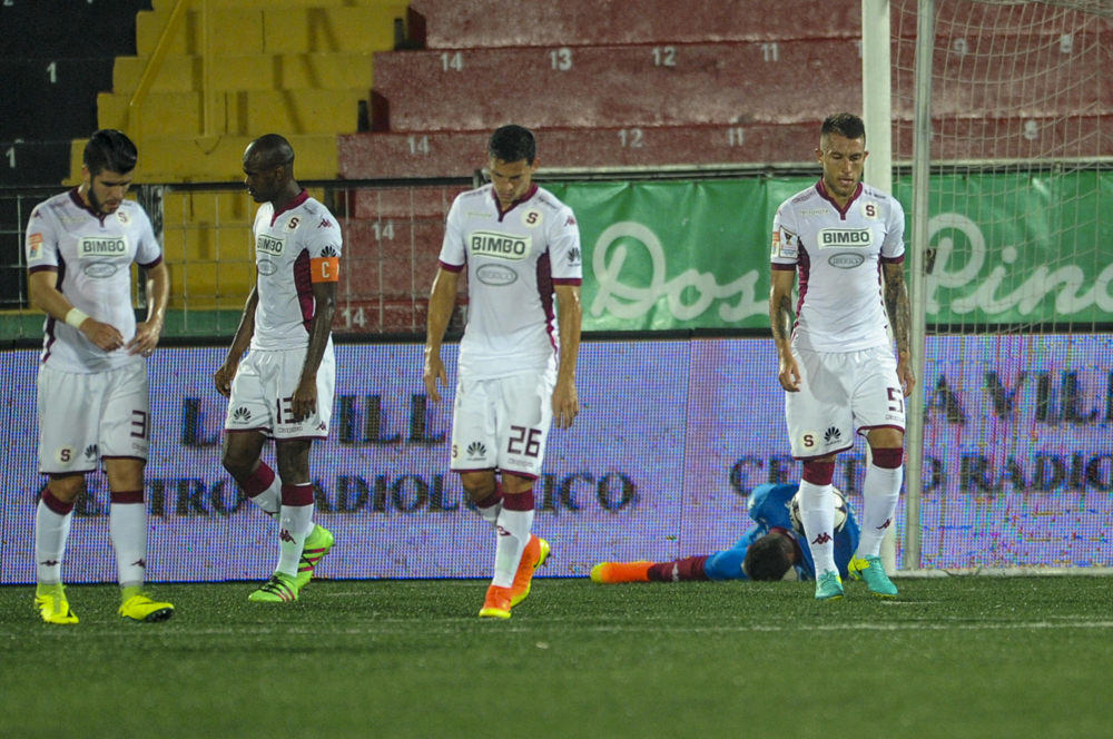 Ulises Segura, Adolfo Machado, Daniel Colindres, Francisco Calvo y, al fondo, Danny Carvajal lamentan una de las anotaciones de Carmelita, que hizo ver ridículamente mal a la defensiva de Saprissa anoche en el estadio Morera Soto. | JOSÉ CORDERO