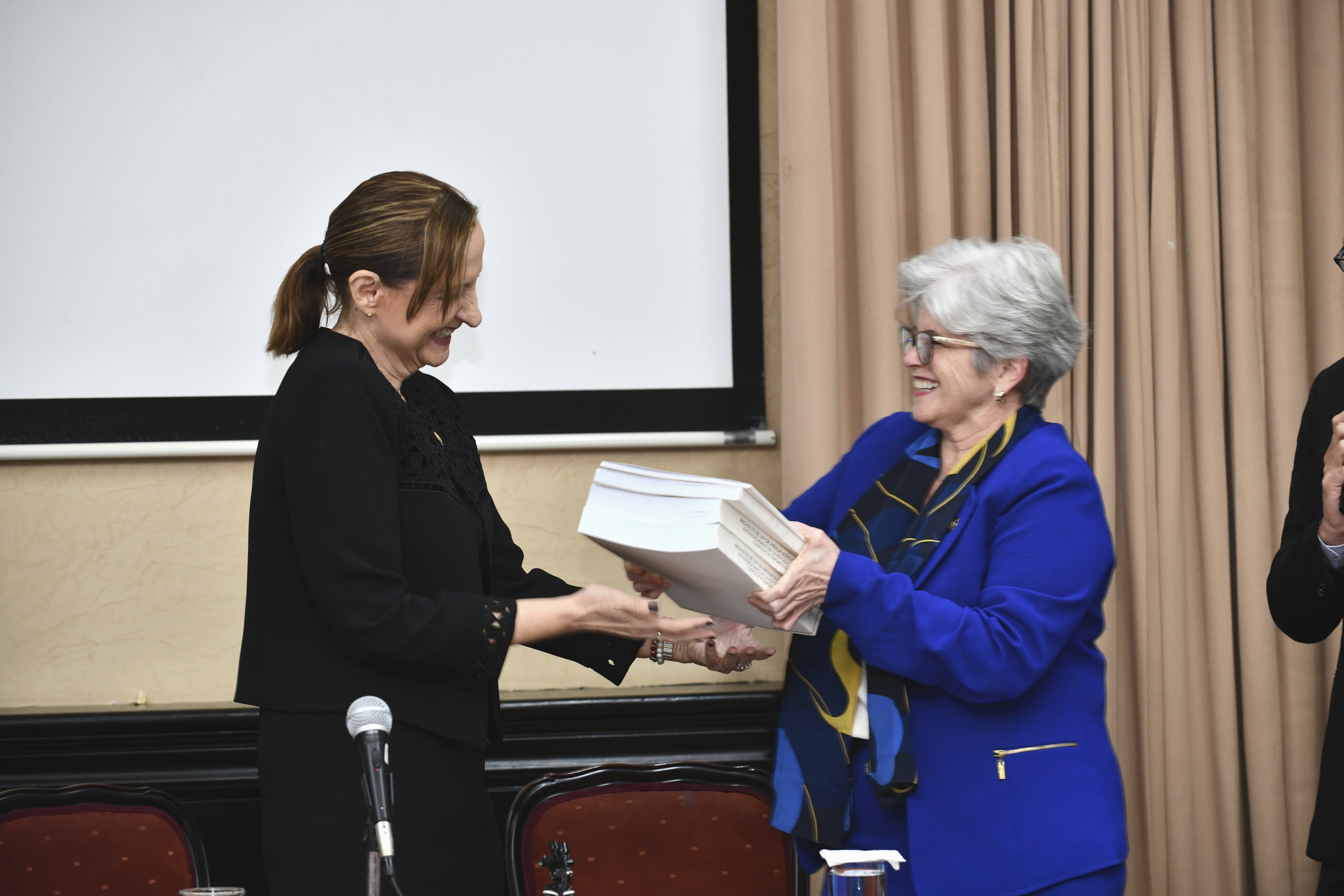 30/8/19 Presentación del presupuesto nacional 2020 por parte de la ministra Rocío Aguilar a las autoridades de la Asamblea Legislativa. Foto de Jorge Castillo