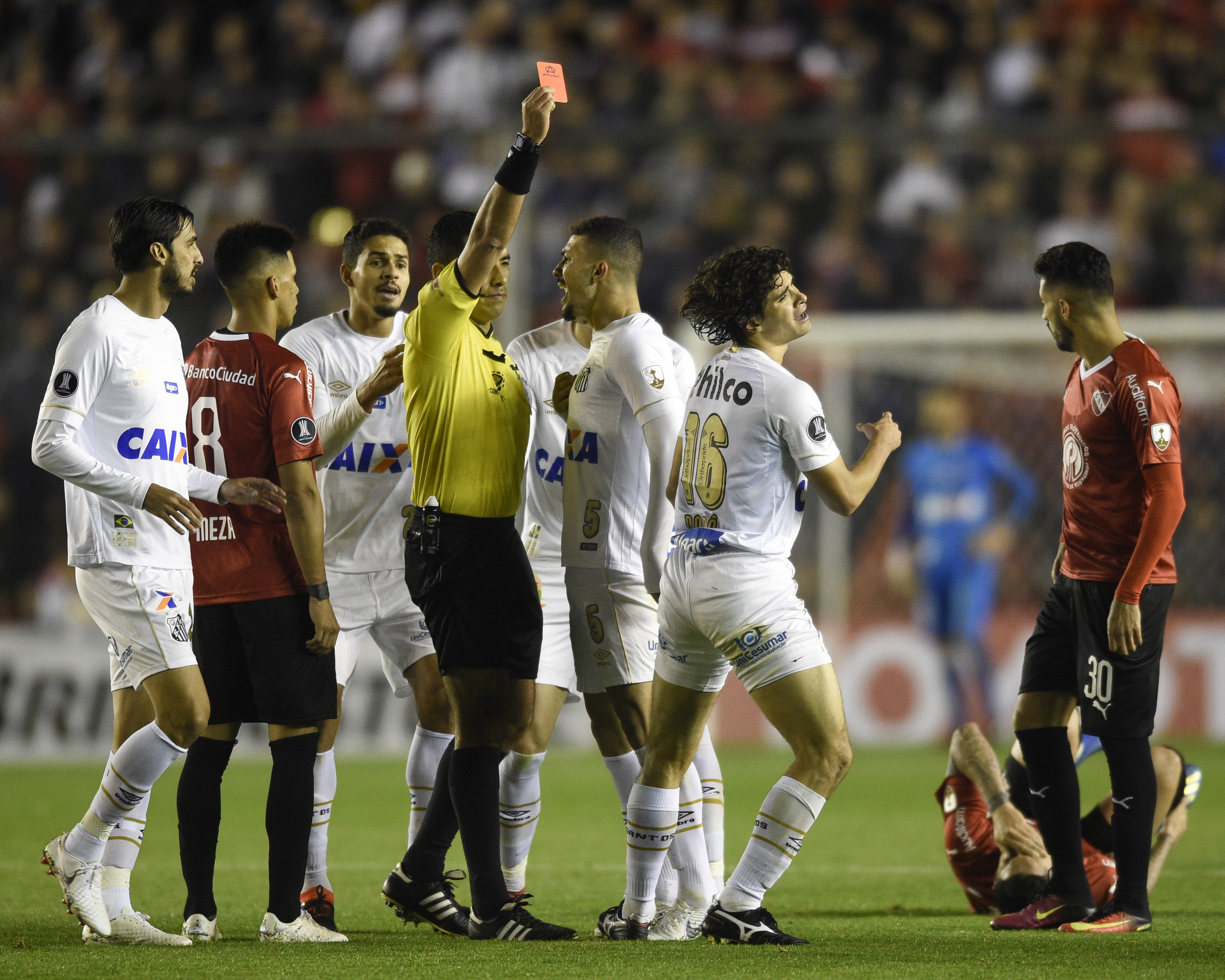 Bryan Ruiz ingresó en el minuto 80 del partido entre Independiente y Santos, en los octavos de final de la Copa Libertadores. Fotografía: AP / Gustavo Garello