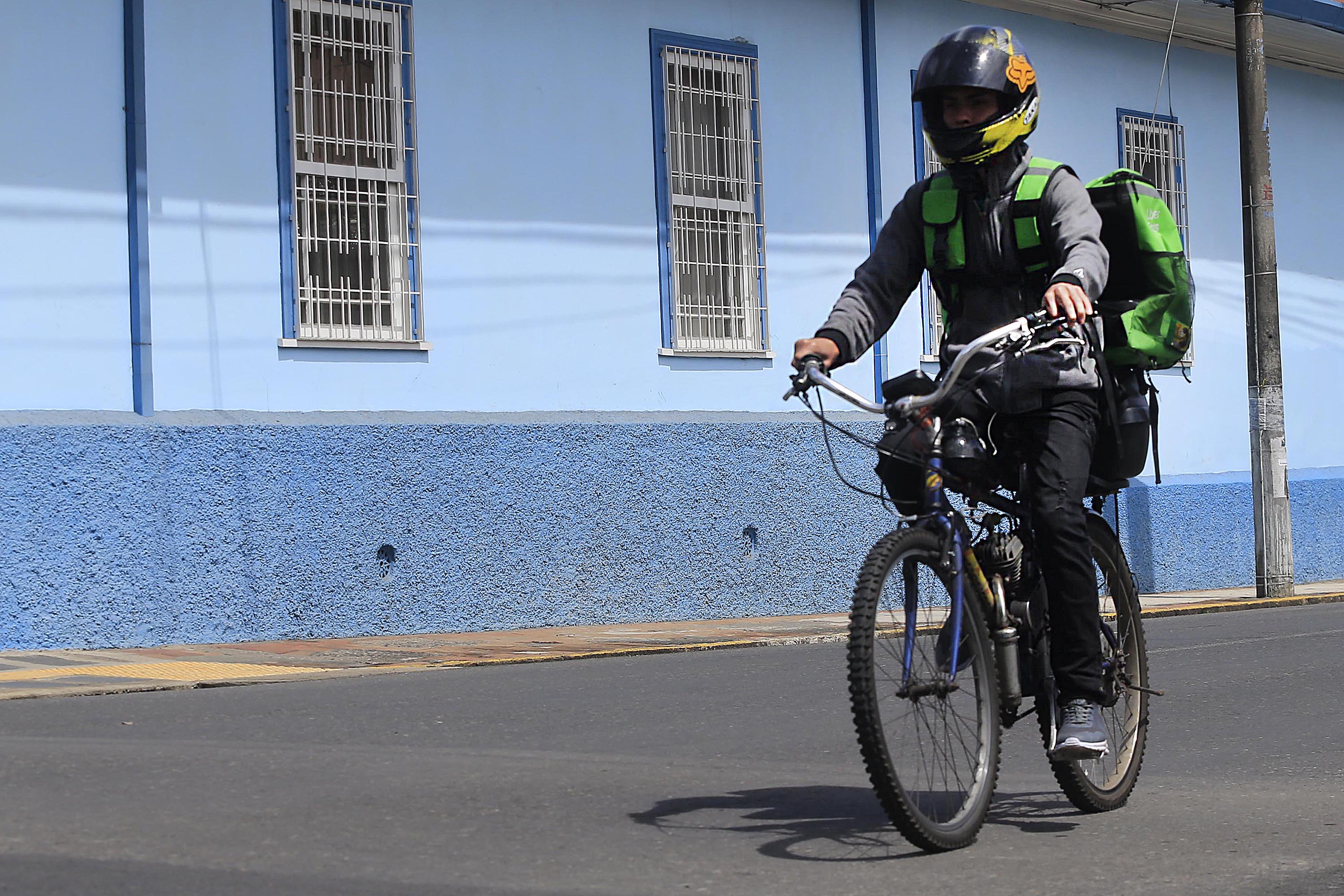 03/02/2021 Cartago. Los repartidores de comida, Uber Eats, son los que más usan las bicimotos, bicicletas con motor. Foto: Rafael Pacheco