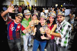 Jorge Morales (camisa del Bayern Munich), de Puriscal y quien trabaja en el San Juan de Dios, asistió con amigos de su pueblo y de Tibás. Marcela Bertozzi.