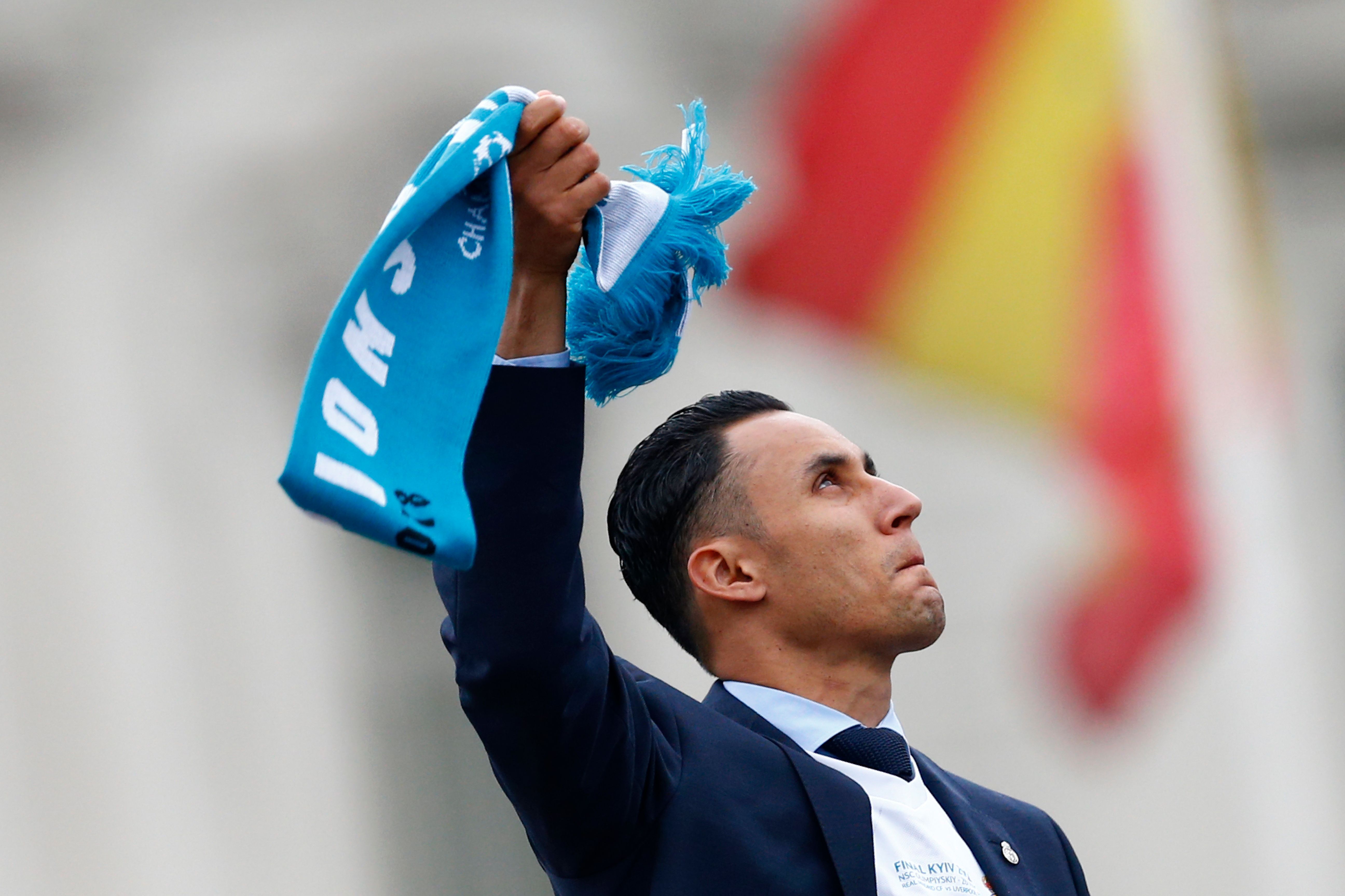 Real Madrid's Costa Rican goalkeeper Keylor Navas celebrates at Cibeles square in Madrid on May 27, 2018 after Real Madrid won their third Champions League title in a row in Kiev. / AFP PHOTO / BENJAMIN CREMEL