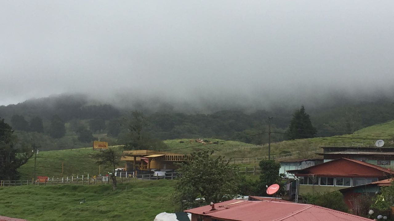 Las condiciones de nubosidad en la cima impiden ver la altura de la pluma y el impacto de las erupciones del volcán Poás.