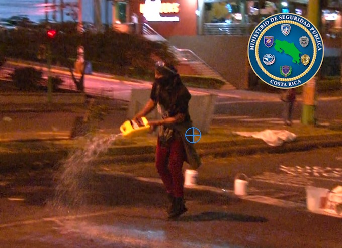 La Policía decomisó llantas y otros artículos. Además, captaron a un sujeto que roció gasolina. Foto: MSP para LN
