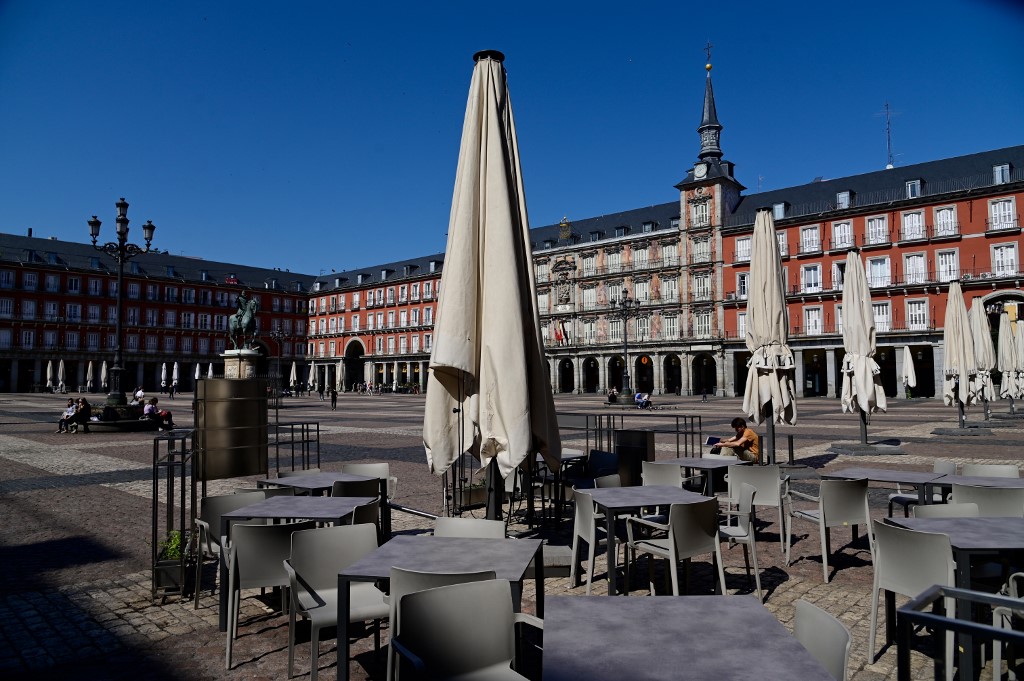 Las terrazas de los restaurantes permanecen cerradas en la generalmente abarrotada Plaza Mayor en el centro de Madrid, el 14 de marzo de 2020, después de que las autoridades regionales ordenaron cerrar todas las tiendas de la región desde hoy hasta el 26 de marzo. Fotografía: AFP.