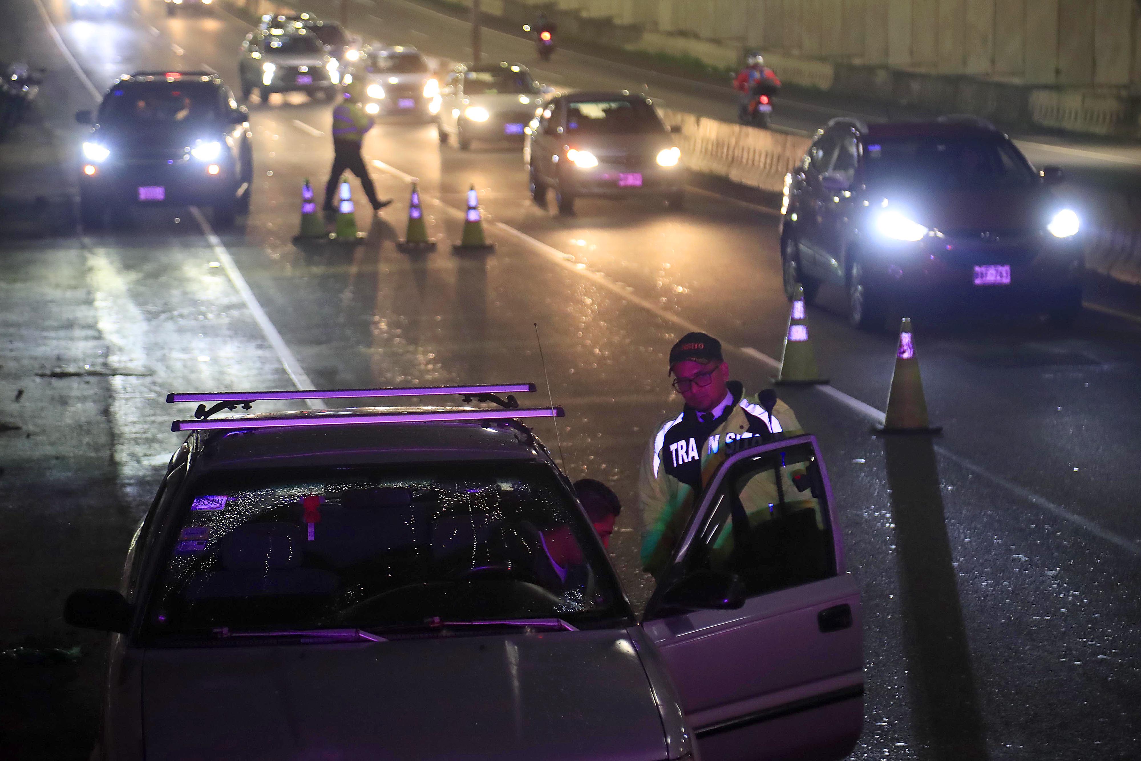 29/09/2022 Zapote. Operativo de tránsito, en tunel de carretera de circunvalación, debajo de la rotonda de las Garantías Sociales, jueves por la noche, para controlar entre otras infracciones, la conducción bajo estado de ebriedad.