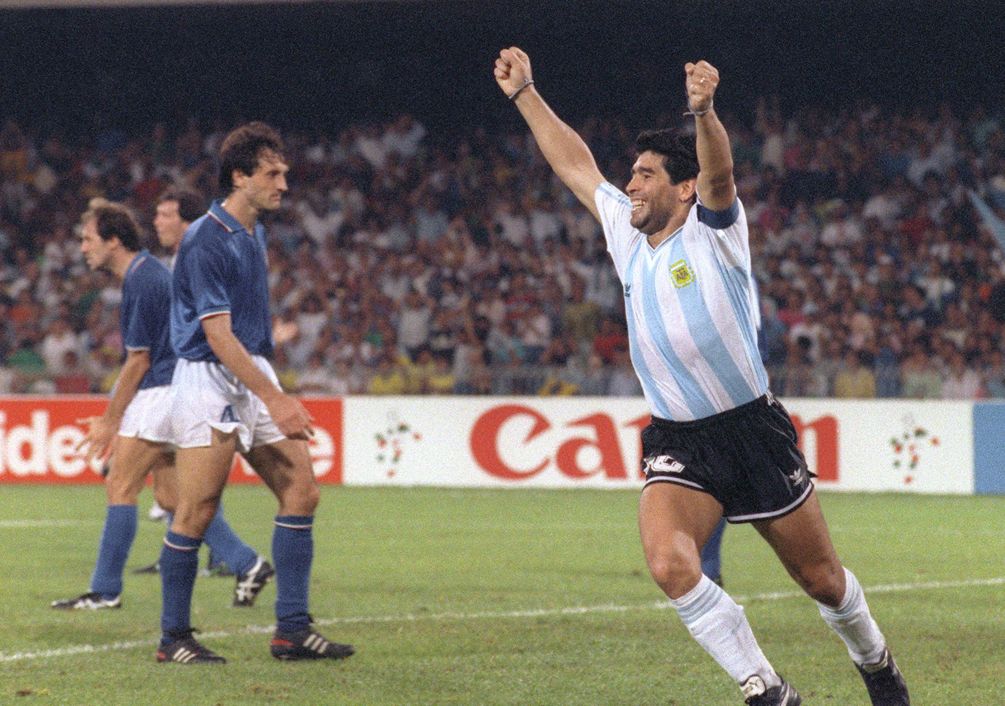 El playlist de Maradona: la música le cantó, lo alabó y ahora lo ...