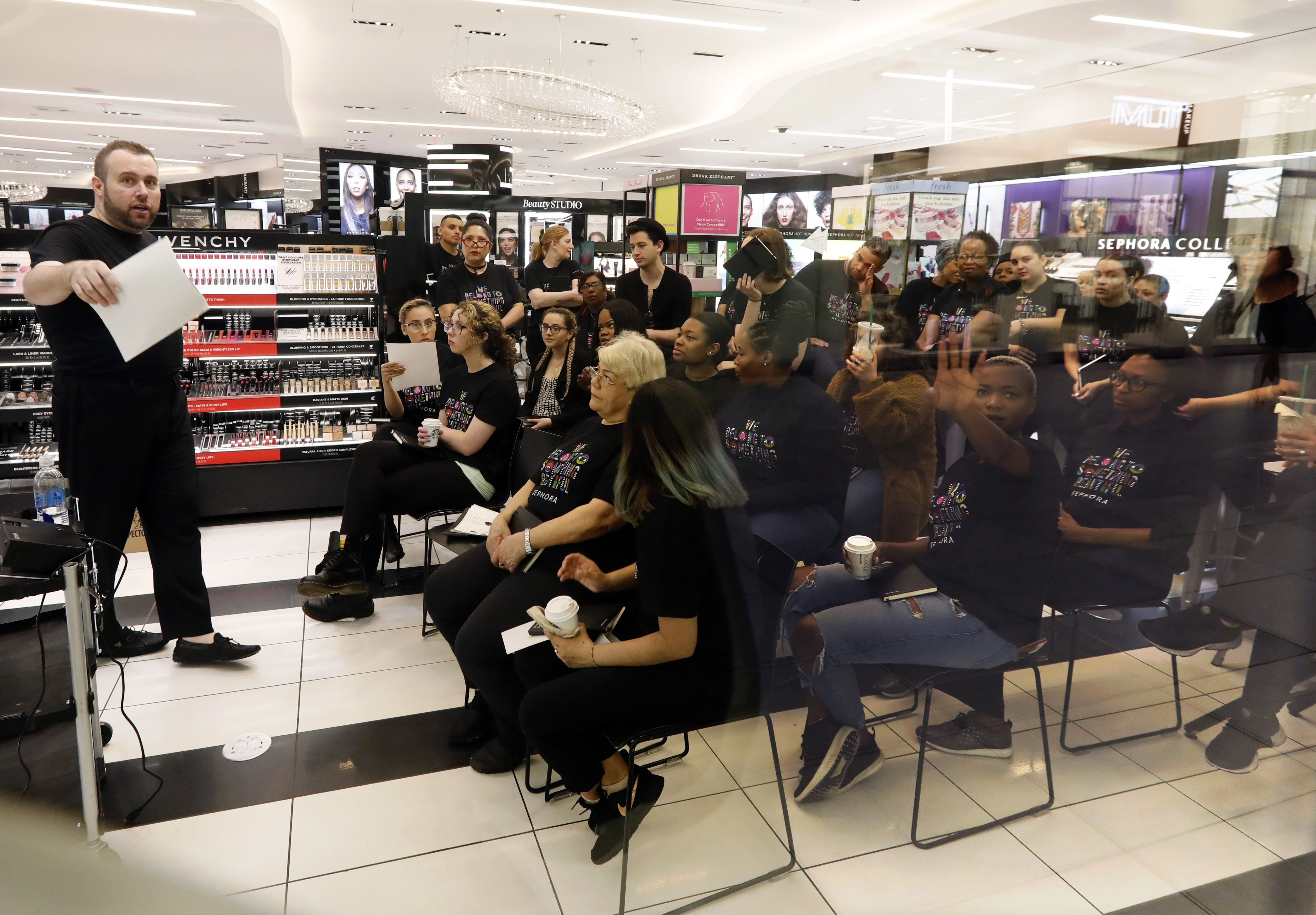 Sephora cierra tiendas para instruir al personal contra el racismo | La  Nación
