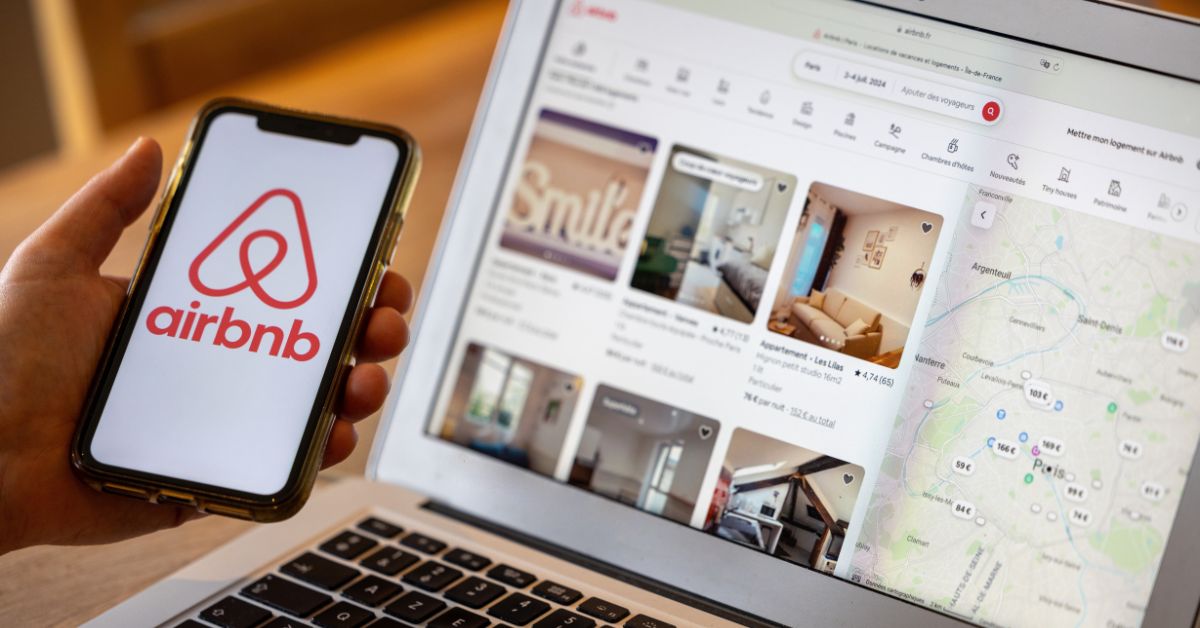 En la imagen un celular con airbnb y una página web de airbnb en la computadora