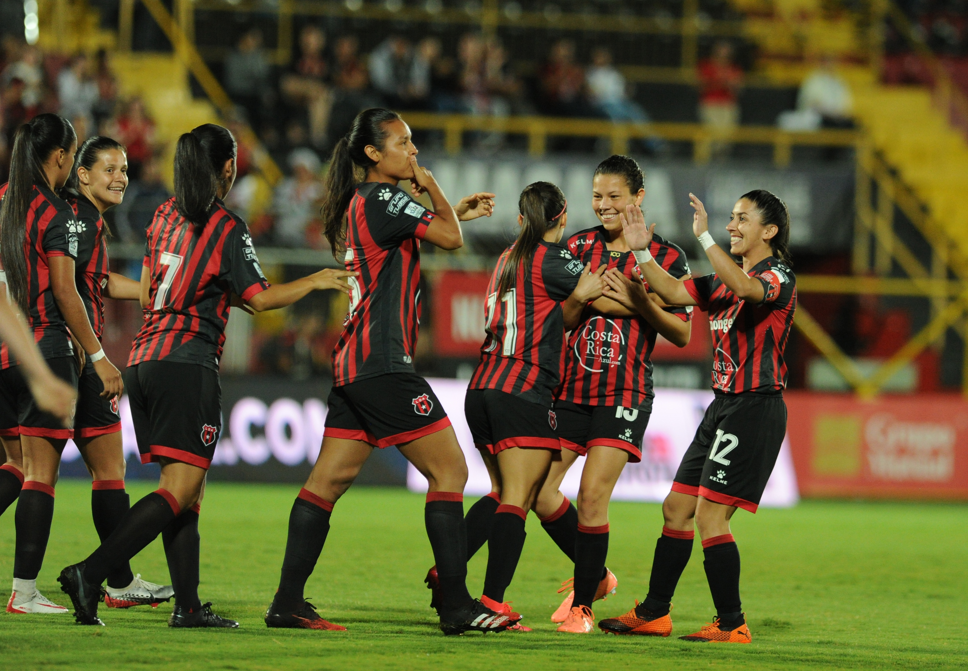 El partido no fue fácil, a pesar de que la Liga abrió la cuenta en el minuto 3 con un cabezazo de la defensora Stephannie Blanco.
Fotografía: Jorge Navarro