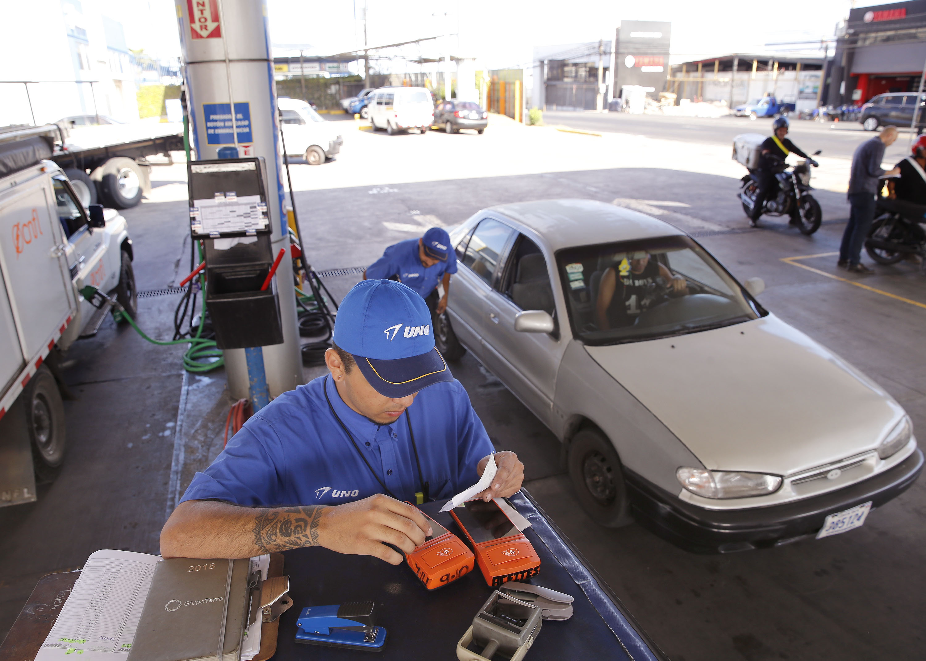 01/04/2019. San José. La entrega de factura electrónica en gasolineras inició de forma normal en San José. En la foto: En la gasolinera Uno en la Uruca el pistero Maylon Oporta Aguilar ingresa los datos de un cliente para entregar la factura elecrónica. Foto: Albert Marín.