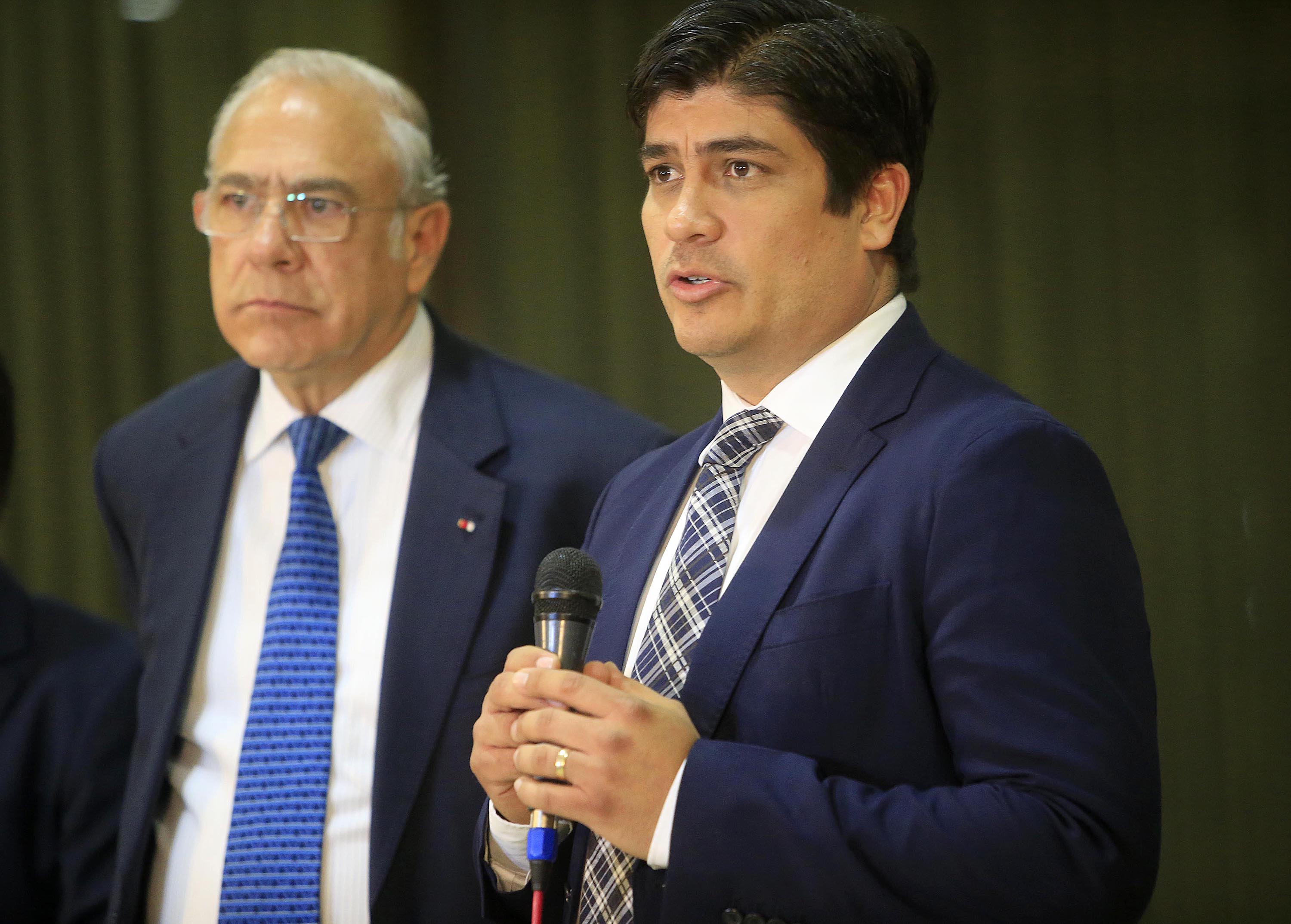 17/04/2018 Casa Presidencial, Zapote. El presidente electo, Carlos Alvarado Quesada, acompañado entre otros por su esposa Claudia Dobles, se reunió, esta noche, con el Secretario General de la Organización para la Cooperación y el Desarrollo Económicos (OCDE) desde 2006, Angel Gurría. Foto: Rafael Pacheco