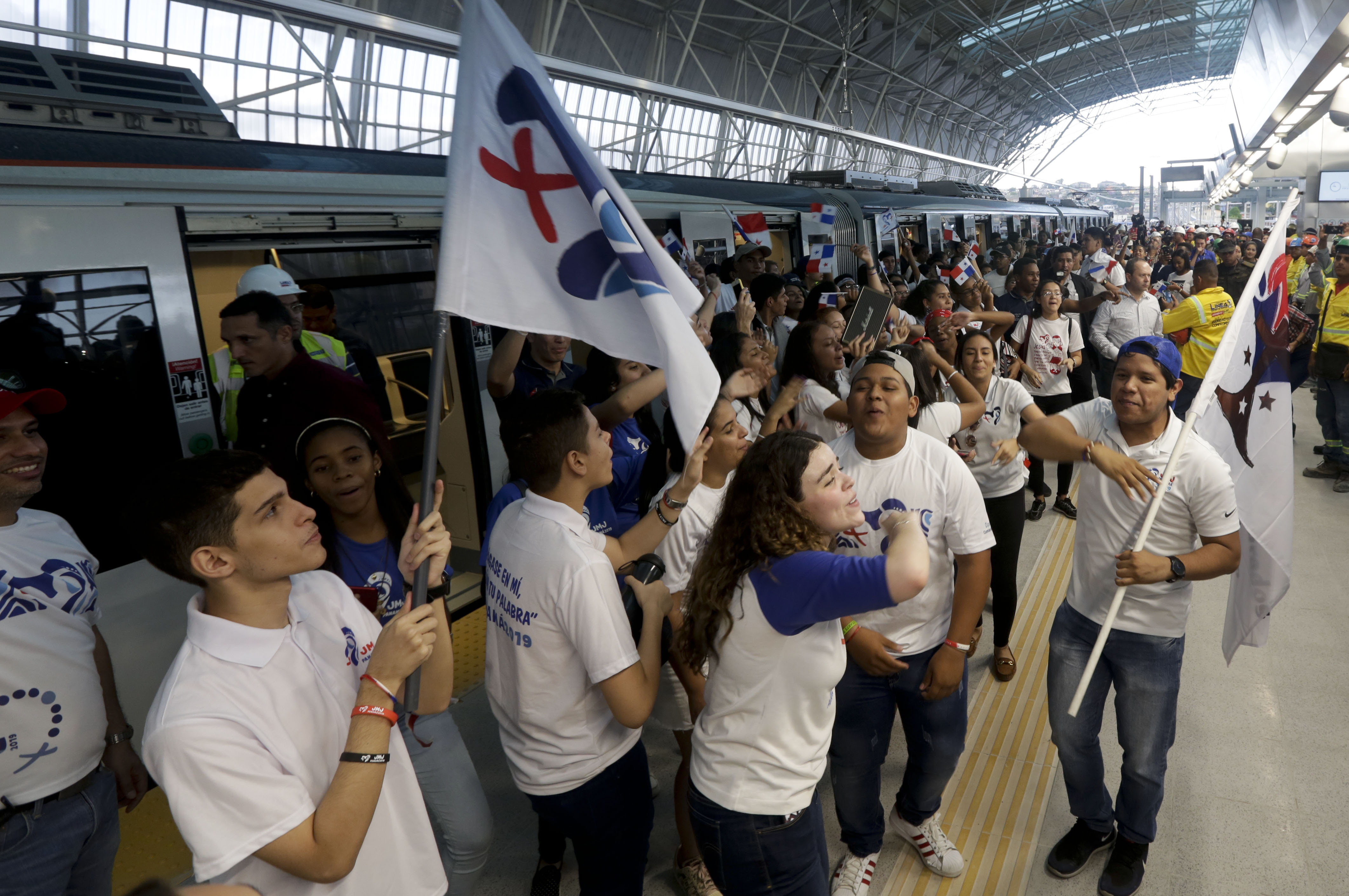 Un grupo de peregrinos canta y baila después de viajar en la Línea 2 del Metro, a pocos días de que comience la Jornada Mundial de la Juventud, en Ciudad de Panamá. Foto: AP