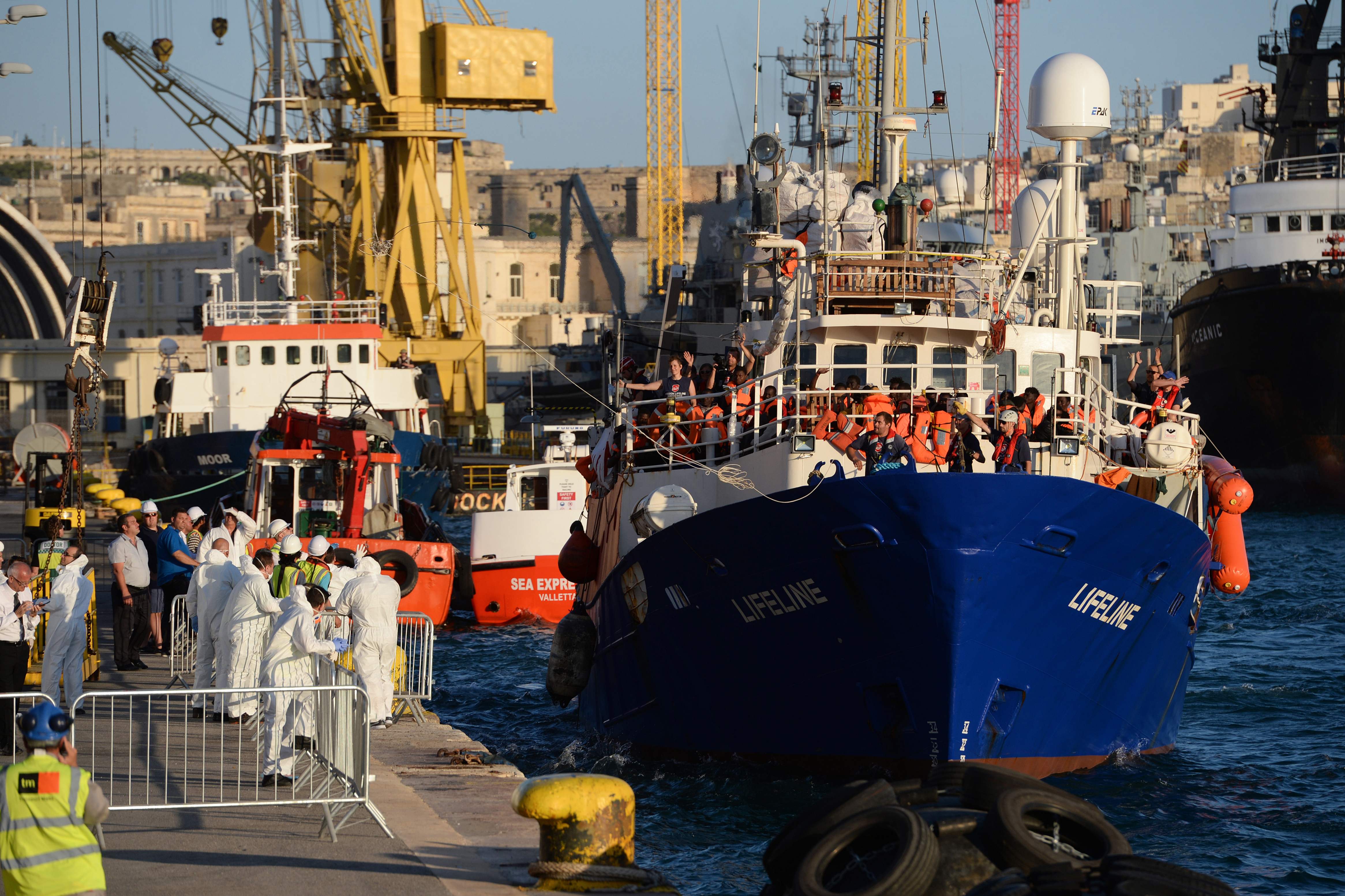 El barco Lifeline llega con 233 migrantes a bordo llegó al puerto de La Valeta, en Malta, el 27 de junio del 2018. Foto: AFP