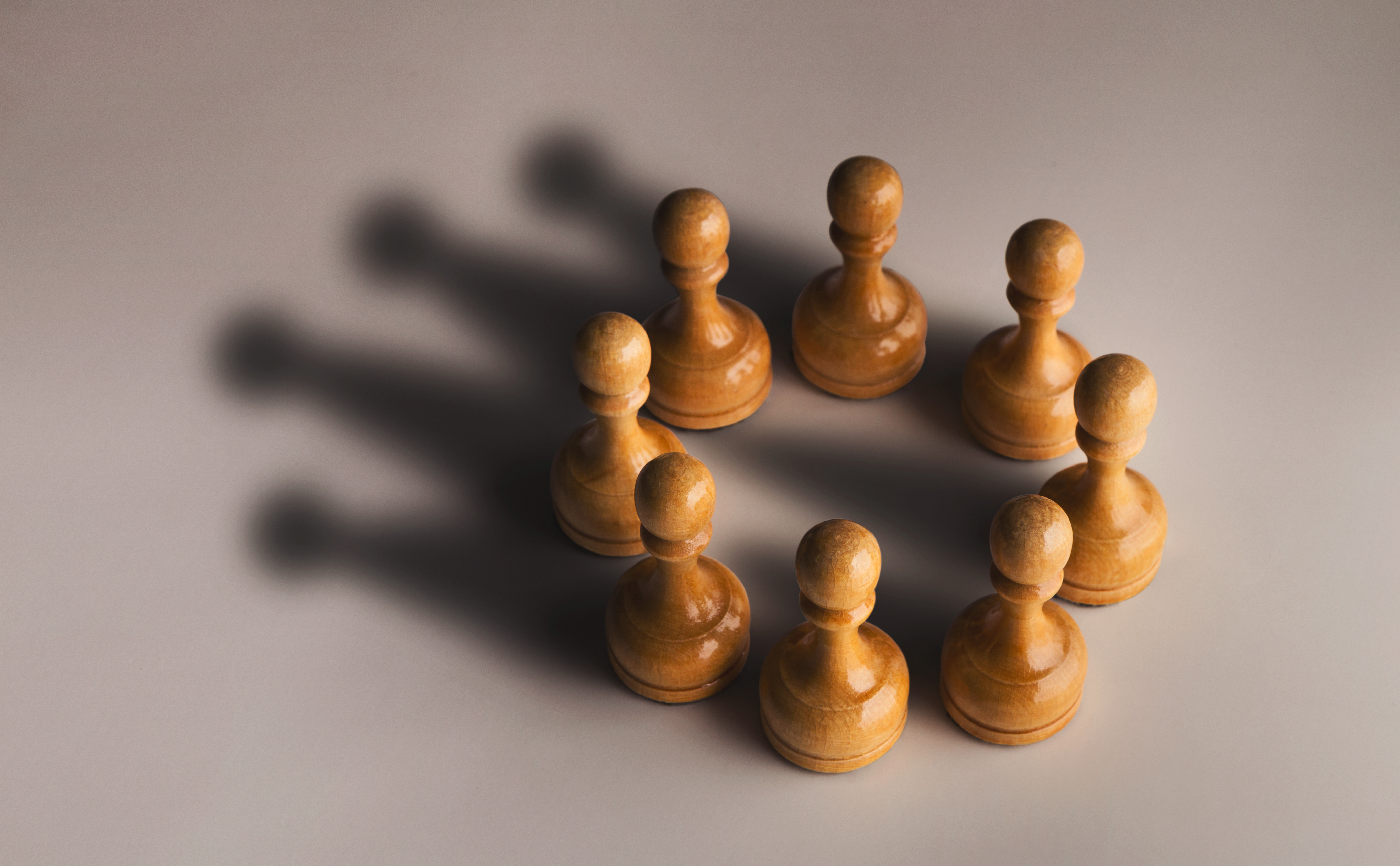 Varios partidos políticos y figuras evalúan la posibilidad de generar alianzas para fortalecer sus proyectos ante los votantes. Fotografía: Shutterstock.