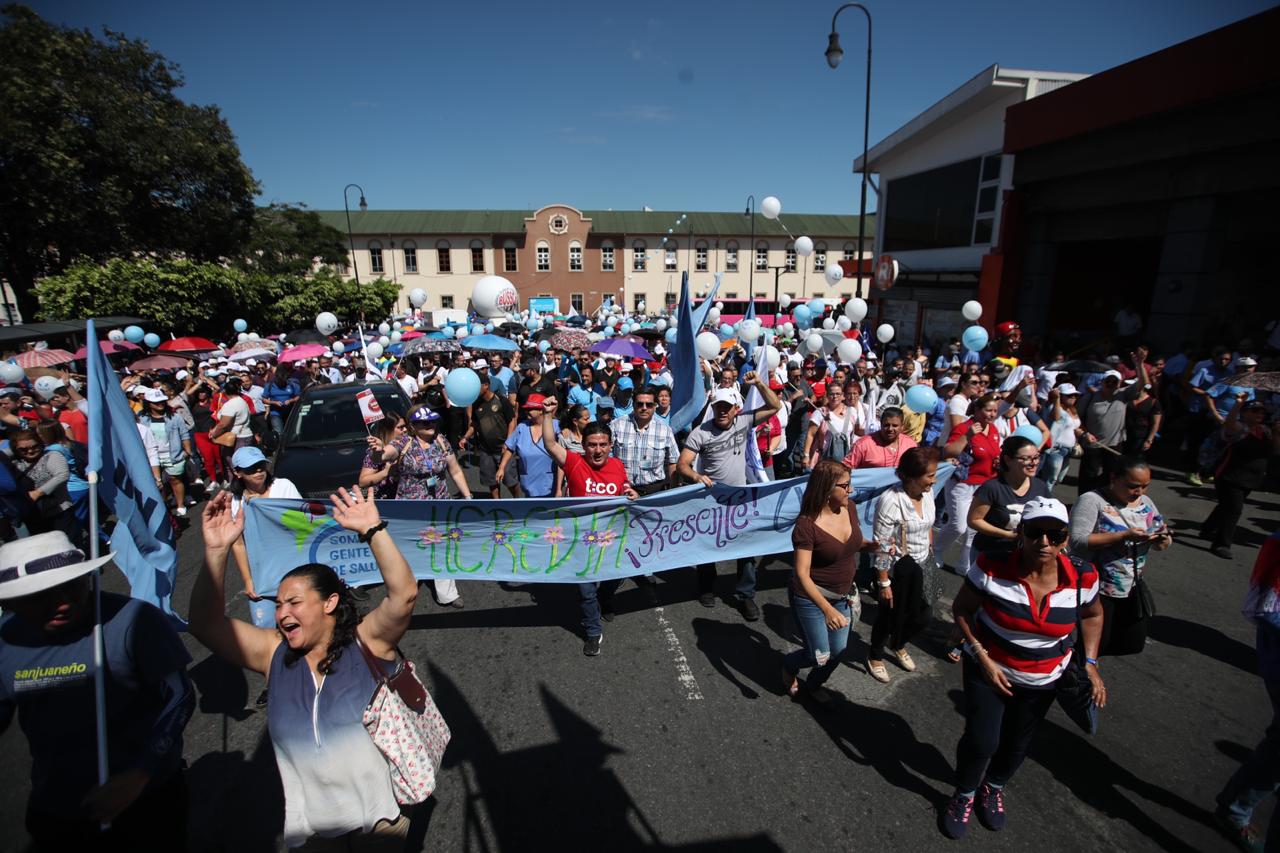 Trabajadores de la Caja Costarricense de Seguro Social (CCSS) tomaron la avenida Segunda esta cuarta jornada de huelga contra las restricciones de pluses salariales impuestas por la reforma fiscal. Fotografía: John Durán