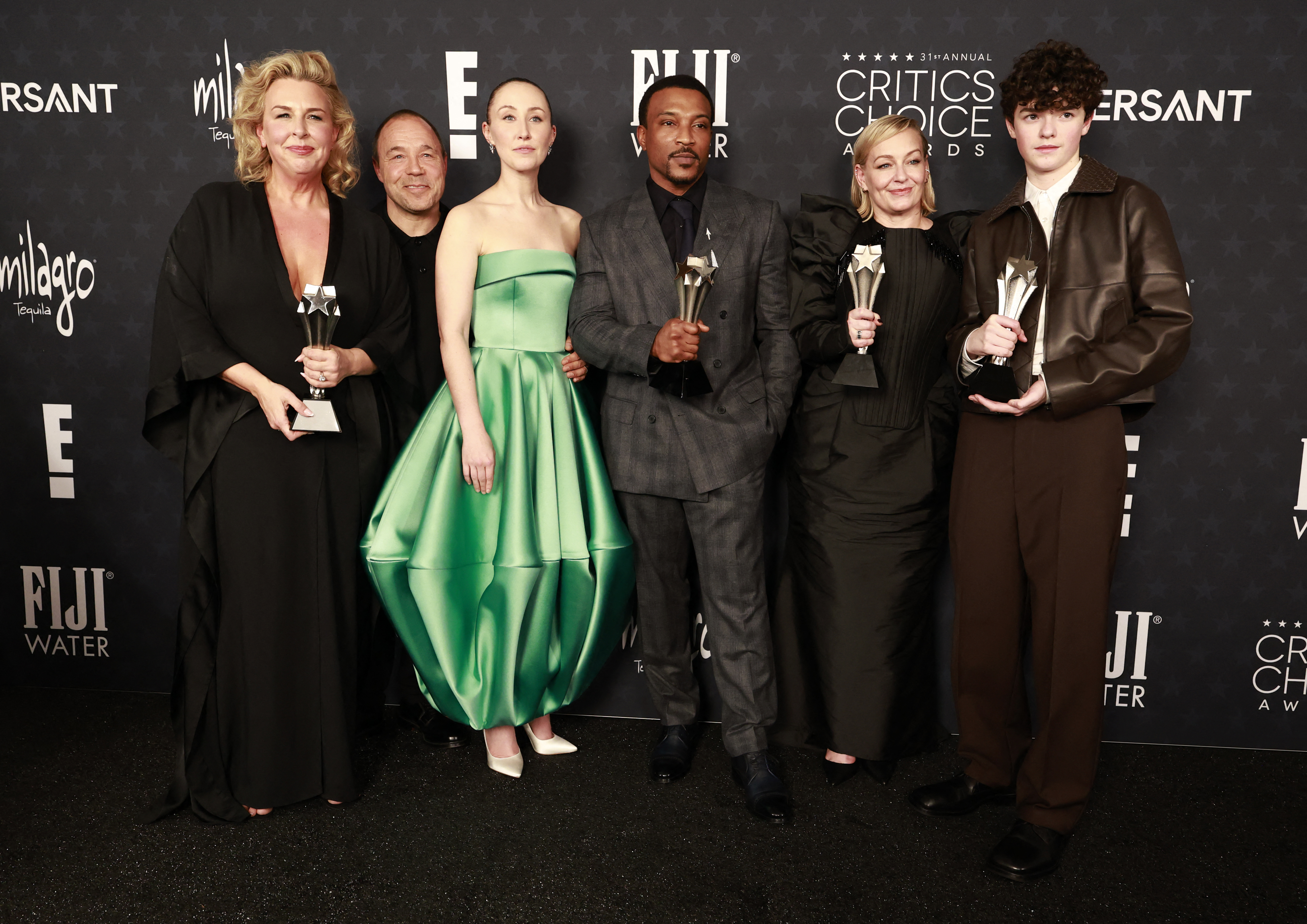 (De izq. a der.) Hannah Walters, Stephen Graham, Erin Doherty, Ashley Walters, Christine Tremarco y Owen Cooper, ganadores del Premio a la Mejor Miniserie por "Adolescencia"