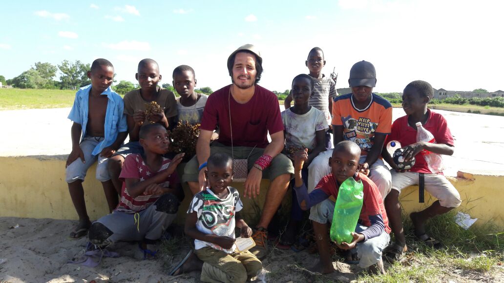 El tico Javier Camacho Valerio con niños del campo de refugiados de Malaui.