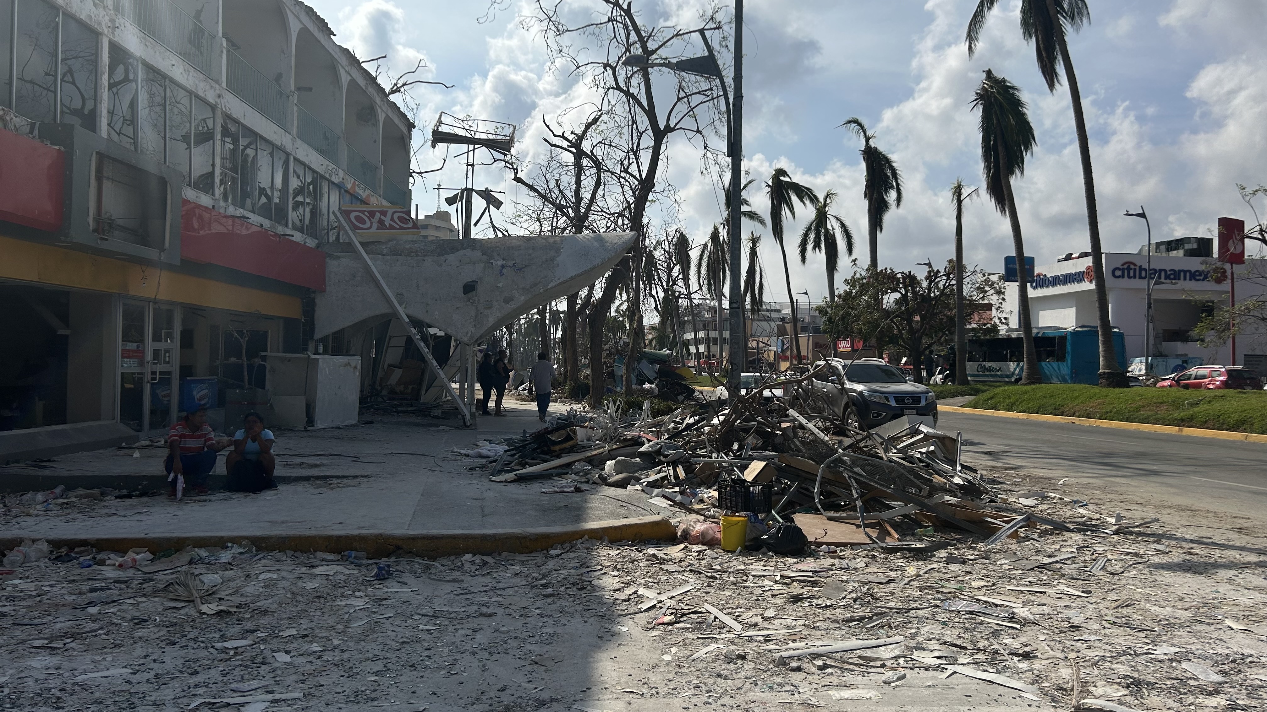 El huracán Otis generó estragos sin precedentes en Acapulco, Estado de Guerrero en México, cuando llegó a tierra en la madrugada del 25 de octubre de 2023 como huracán categoría 5, el primero de dicha intensidad en impactar la costa del Pacífico mexicano; se calculan más de 27 muertes.