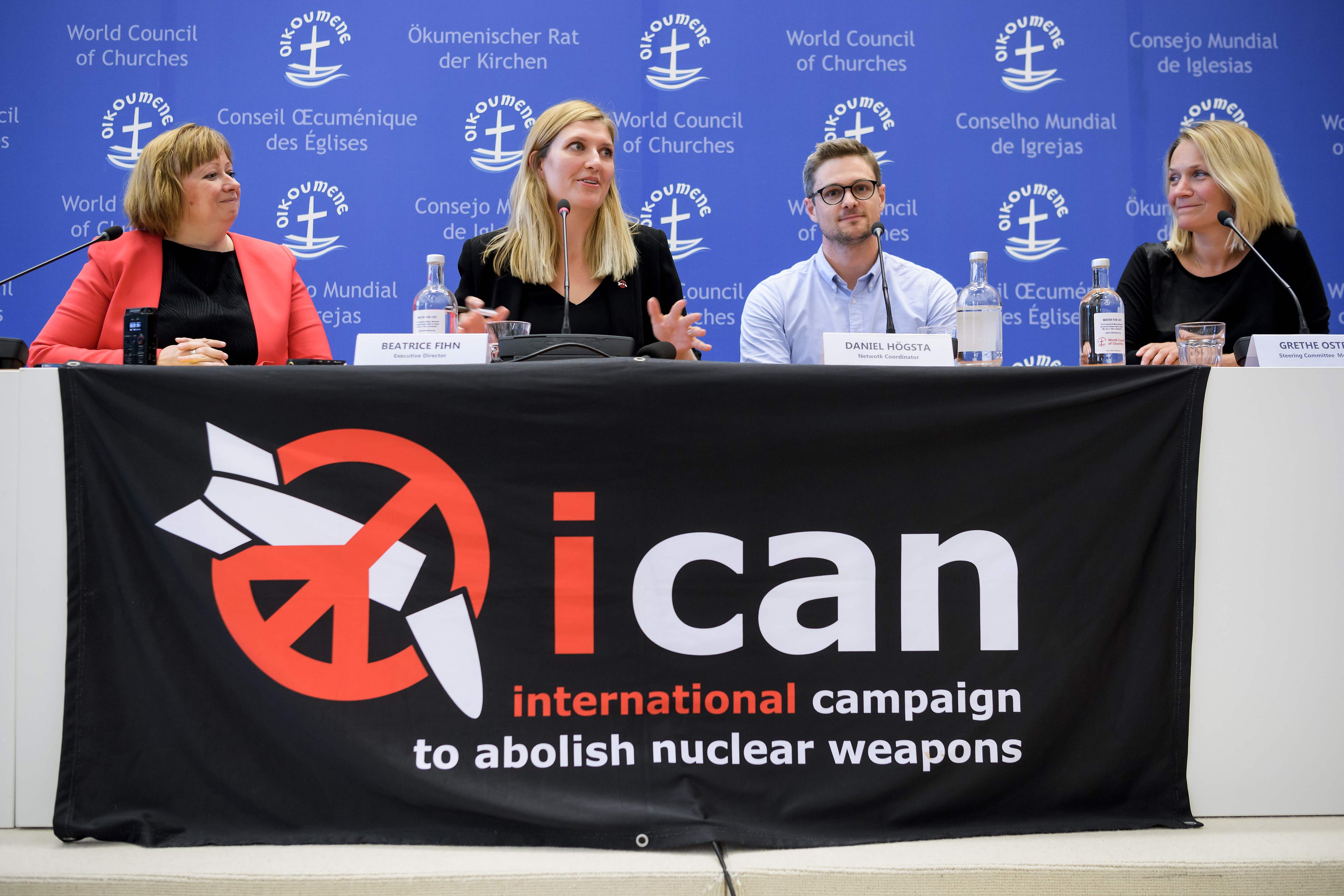 Tres integrantes de ICAN, la Campaña Internacional para la Abolición de las Armas Nucleares: Marianne Ejdersten (izq.), Beatrice Fihn, Daniel Hogstan y Grethe Ostern, en conferencia de prensa luego de conocer que se distinguió a la organización con el Premio Nobel de la Paz por su campaña de diez años para librar al mundo de la bomba atómica.
