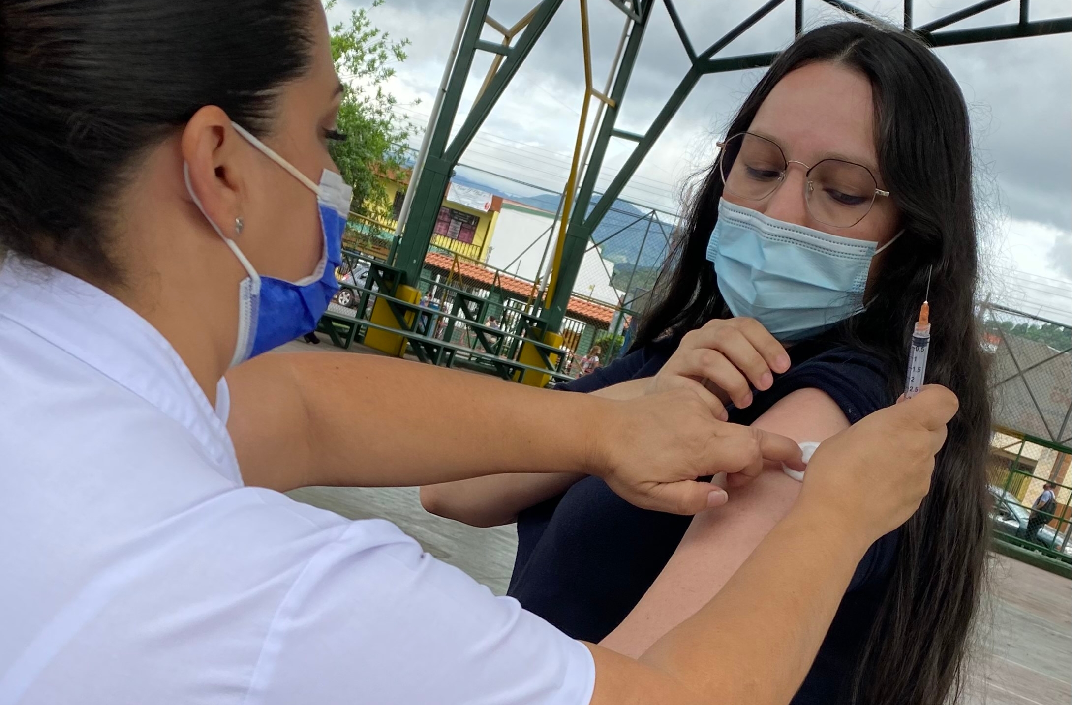 Sinceramente, no pensé que la vacuna, que tanto quise, me iba a llegar tan pronto y de repente. Los funcionarios de salud son amables y responden con gentileza cada duda. Foto: Fernanda Matarrita