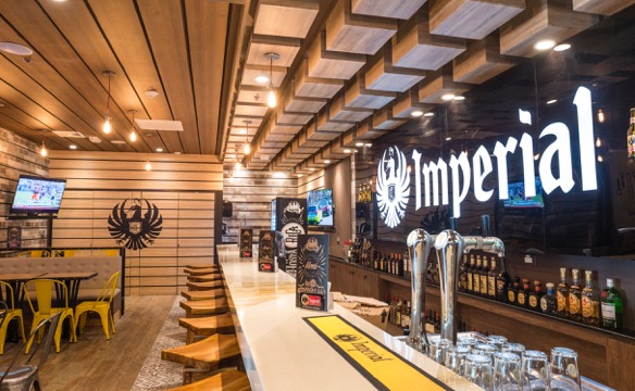 Primer Bar Imperial se ubica frente a la puerta nueve del aeropuerto internacional Juan Santamaría.