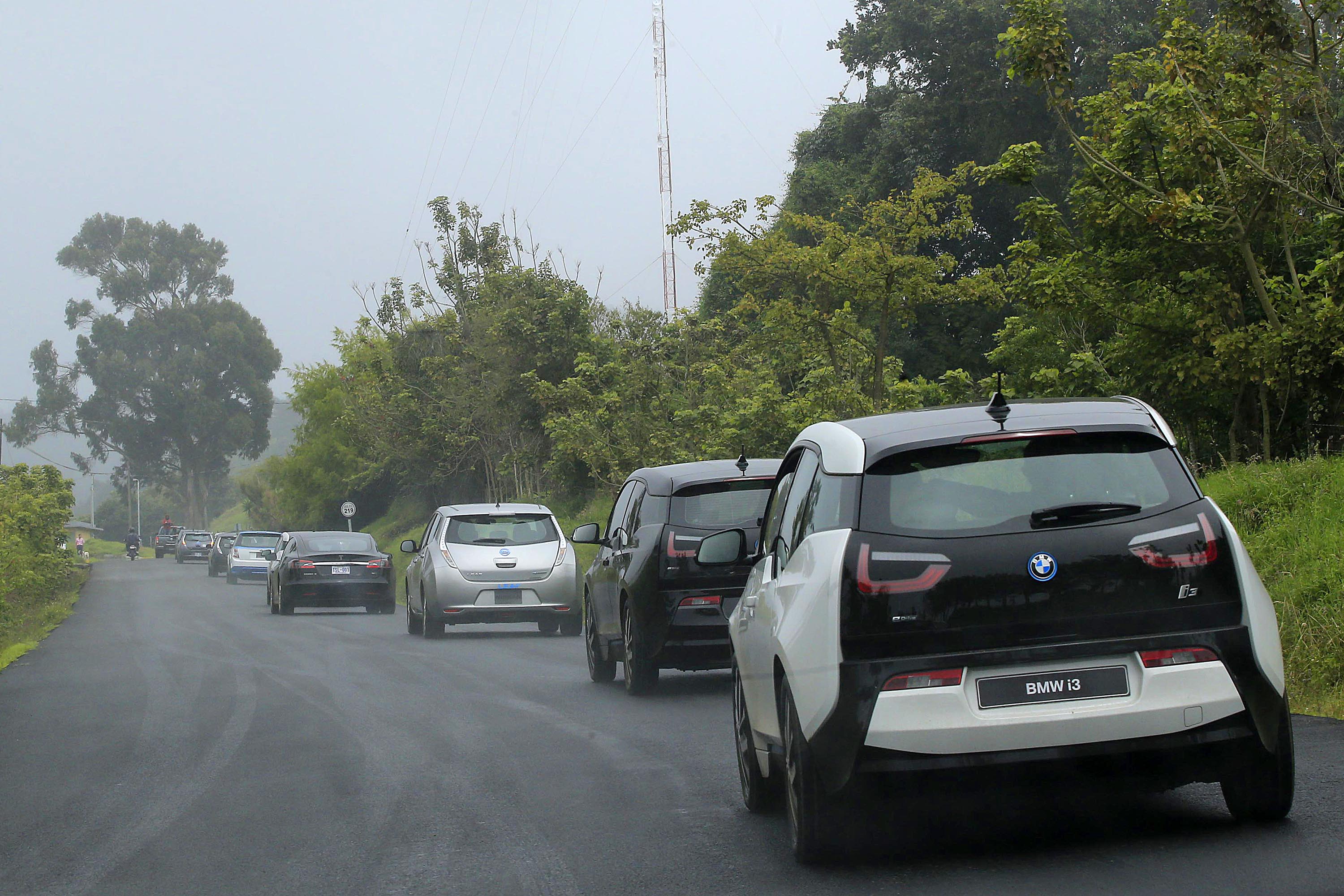 Unos veinte carros eléctricos de marcas como Nissan, Mitsubishi, Hyundai, BMW y Tesla, entre otros, subieron en noviembre pasado, en caravana, desde Paseo Metrópoli, en Cartago, hasta el Volcán Irazú para desmentir el mito de que estos vehículos no son buenos subiendo. Foto: Rafael Pacheco