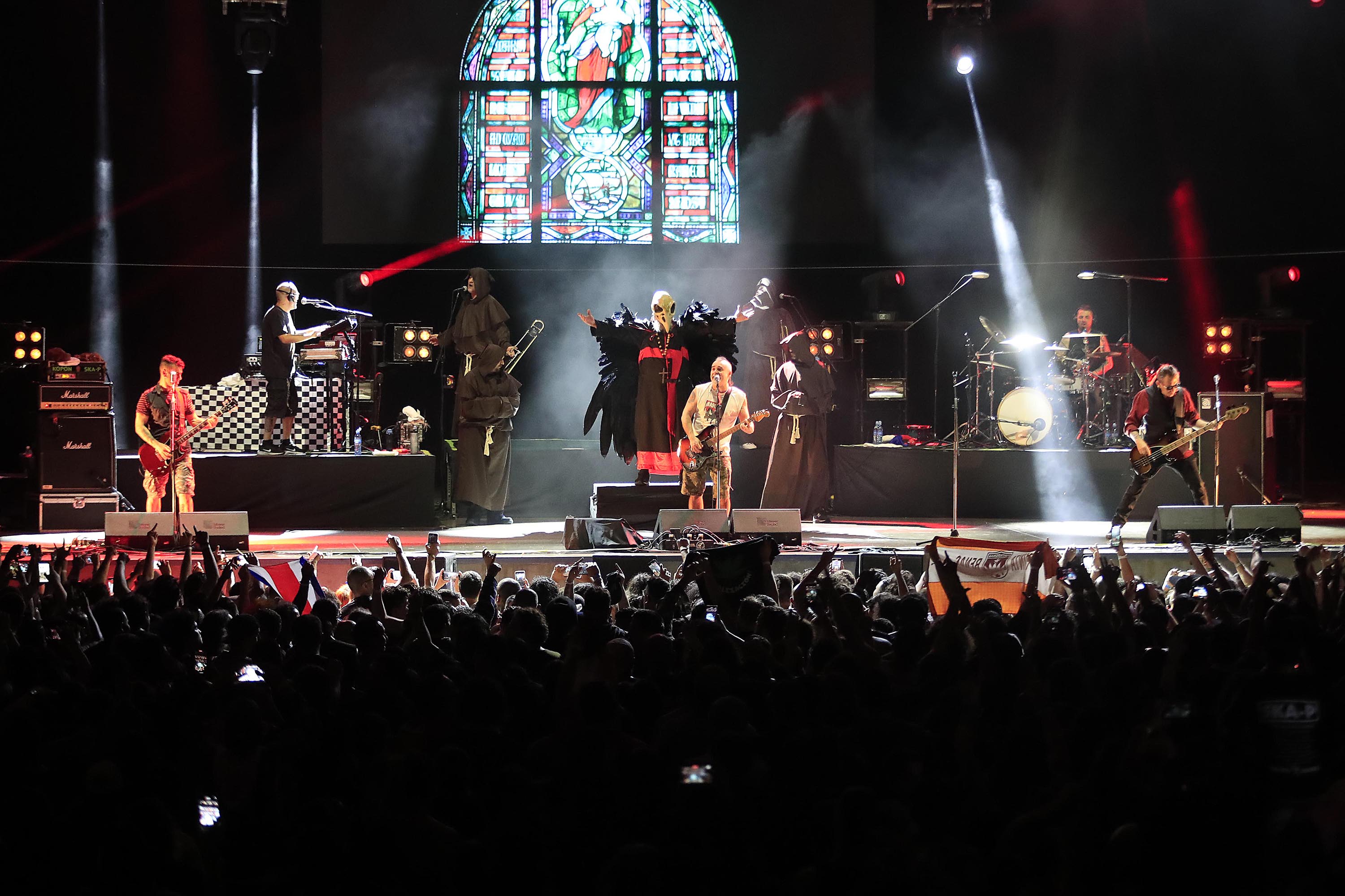 13/03/2022 Parque Viva, La Guácima. Concierto con el grupo español Ska-P. Cientos de seguidores corearon y bailaron las canciones características de rechazo e inconformismo con el sistema actual.