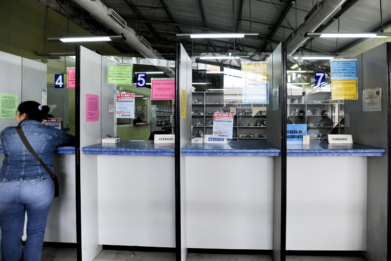 El Servicio de Farmacia del Hospital México funcionó con solo cuatro de sus diez ventanillas de atención. A los usuarios, confirmó este diario, se les pidió ir hoy por sus medicinas, que debieron recibir ayer. La ventanilla para adultos mayores se suprimió y estos hicieron fila normalmente. | LUIS NAVARRO.