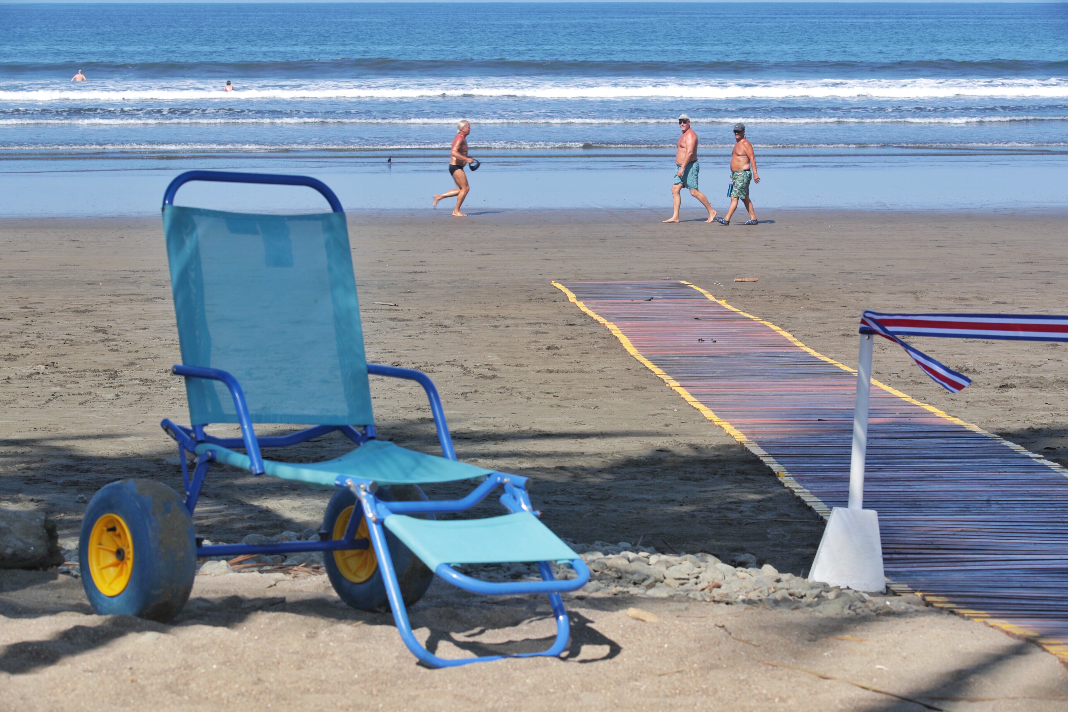 01-03-2019/ inauguración de pasarela echa a partir de Plástico reciclado que permitirá a personas en sillas de ruedas acceder al mar en playa Jacó sector Madrigales / con esta silla las personas con discapacidad pueden ingrsar facilmente a la playa y a el mar / Fotografía: John Durán Photo By JOHN DURAN
