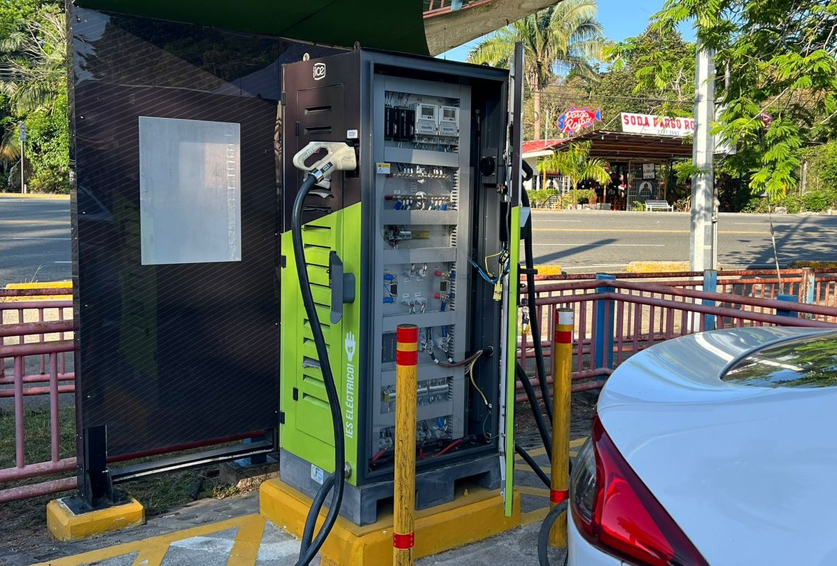 Este es un cargador del ICE situado en Quepos (Puntarenas) al cual le arrancaron el panel exterior según publicó la entidad el pasado 11 de marzo. El punto fue luego reparado. Fotografía: Grupo ICE.