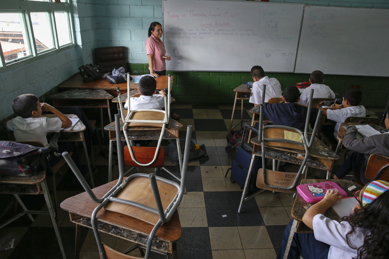 13-08-2015. Hora: 09:55 a.m. Fotografías realizadas en la primaria de la Unidad Pedagógica Colegio México, ubicado en Barrio Aranjuez, con el fin de ilustrar publicación del Estado de la Educación, a cargo de la unidad de Investigación de Datos. En la foto, un grupo de cuarto grado recibe su clase de inglés con la profesora María José Alvarado.
Fotos: Mayela López