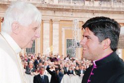 El padre Dagoberto Campos y el Papa Benedicto XVI. FOTO CEDIDA POR LA FAMILIA DE DAGOBERTO CAMPOS EXCLUSIVA PARA LN.