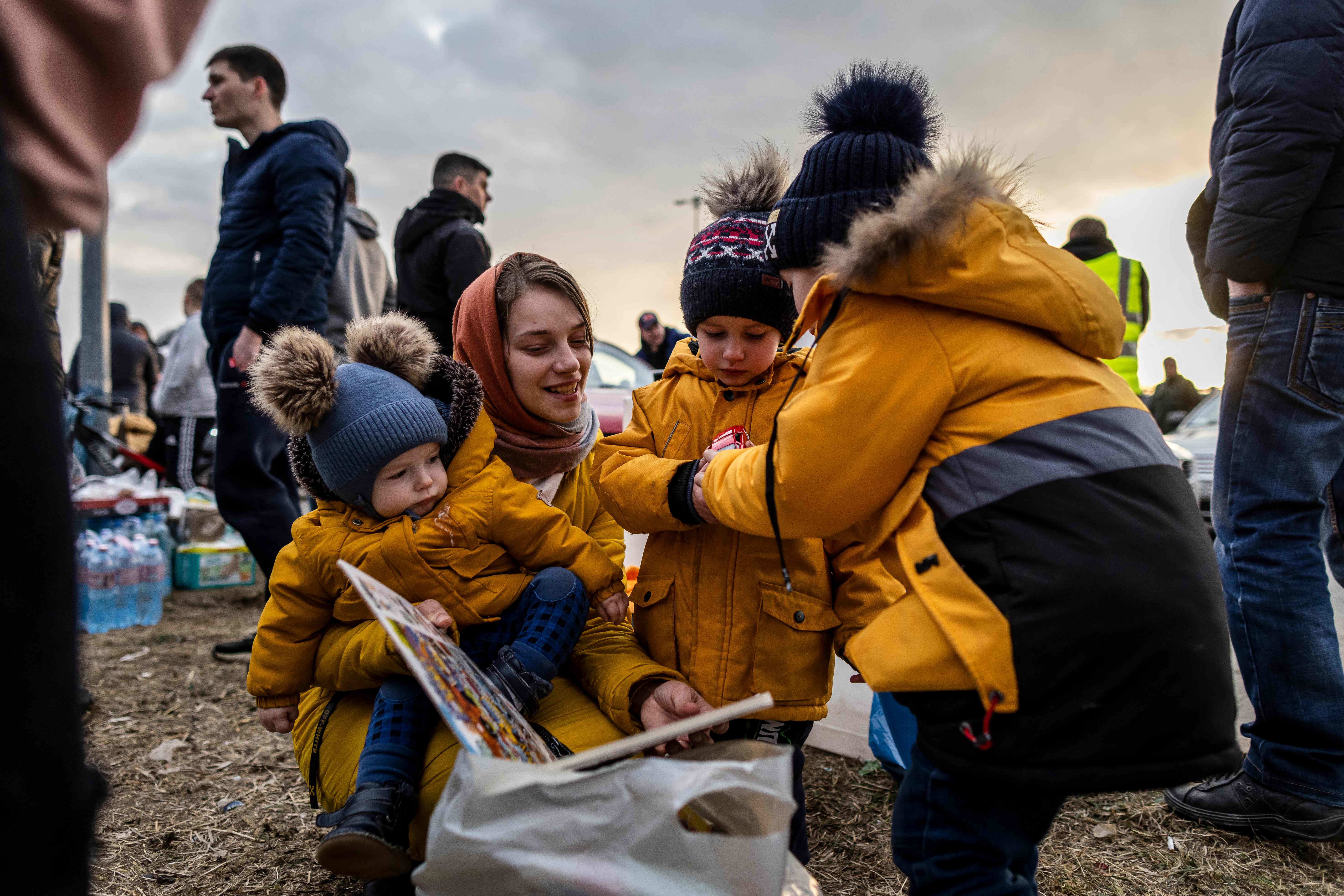 TOPSHOT - Ukrainian refugees arrive from the Medyka pedestrian border crossing, in Przemsyl, eastern Poland on February 26, 2022, following the Russian invasion of Ukraine. - Ignoring warnings from the West, Russian President Vladimir Putin unleashed a full-scale invasion of Ukraine that the UN refugee agency said has forced almost 116,000 people to flee to neighbouring countries. (Photo by Wojtek RADWANSKI / AFP)