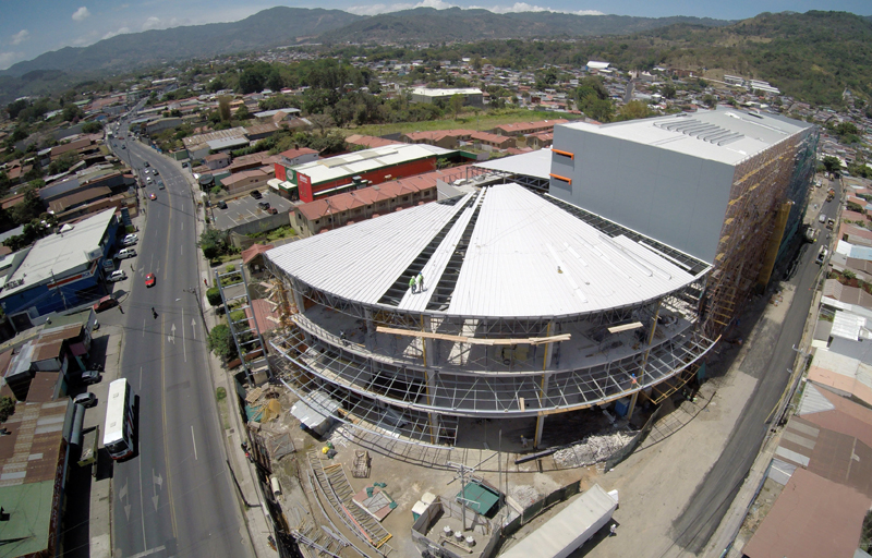 El Mall Zona Centro se construye en Desamparados y su apertura está prevista para octubre del 2015. Contará con un área de 23.500 metros cuadrados.