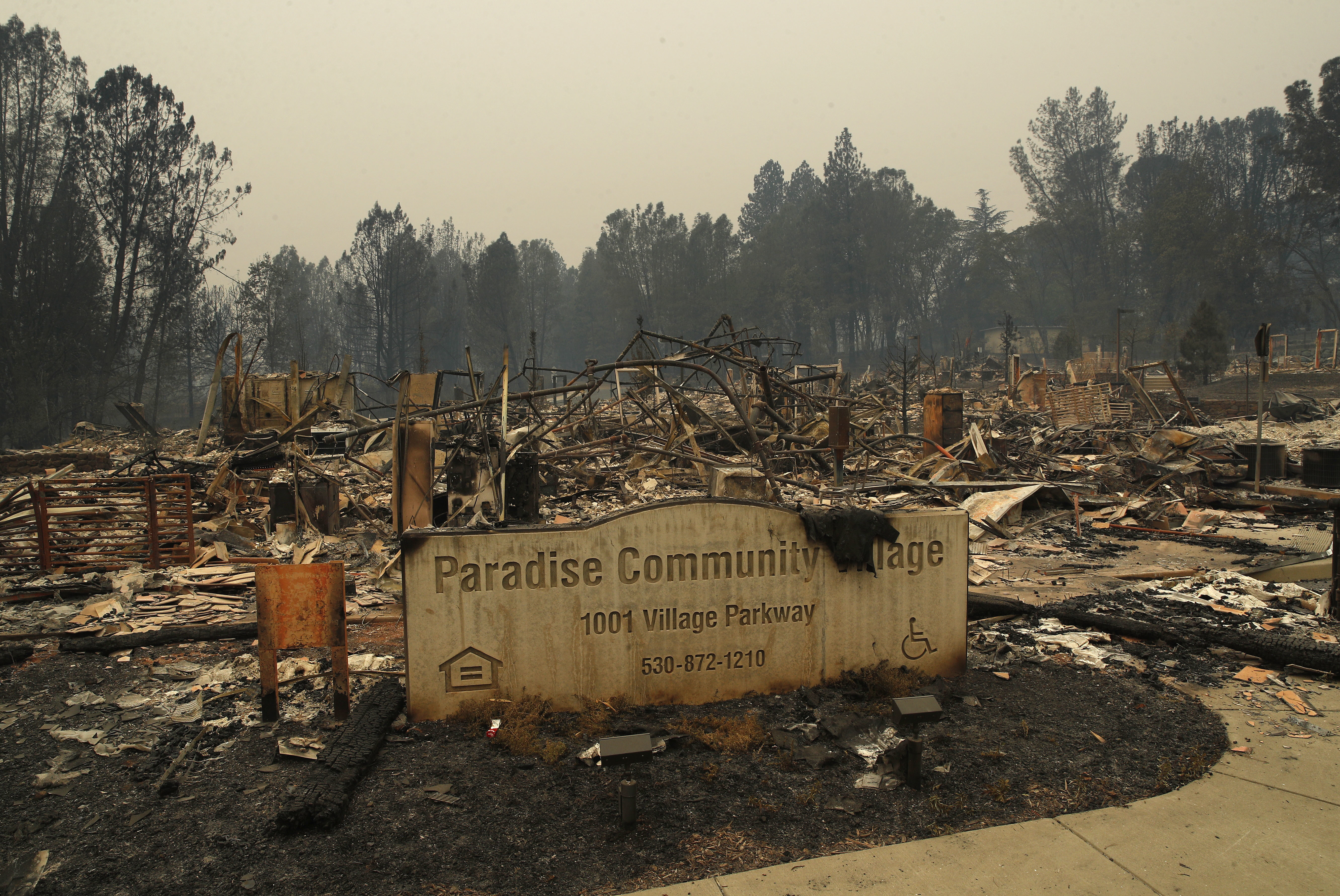 Un cartel en una comunidad destruida por el incendio del Camp Fire, en Paradise, California. Foto: AP