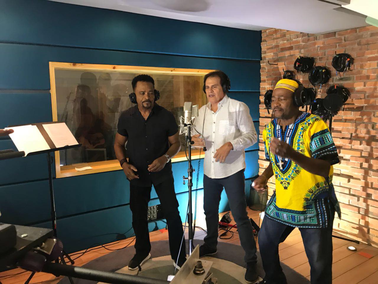 Gene Chambers, Javier Cartín y Tipí recordaron viejos y buenos tiempos durante la grabación. Cortesía.