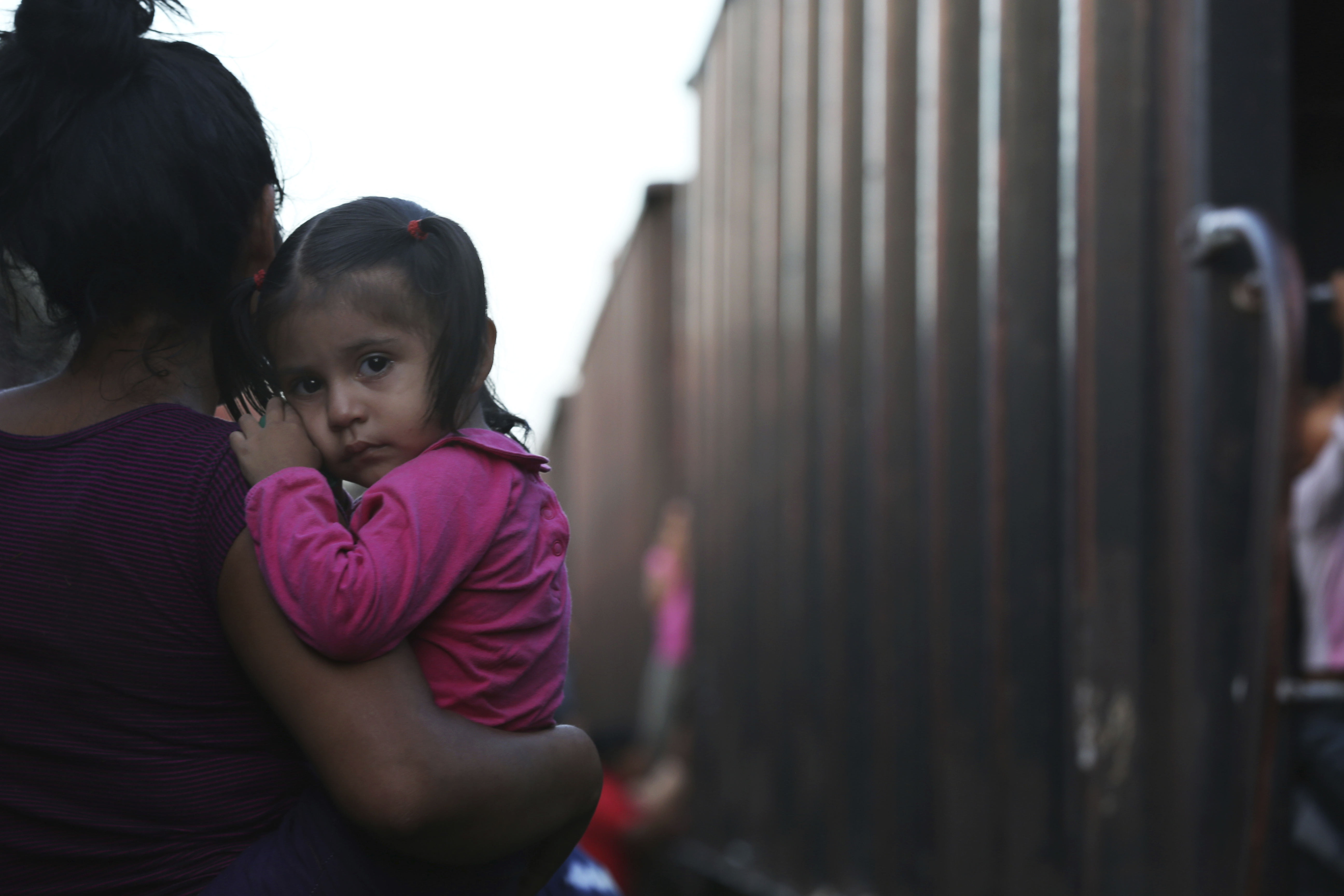 Una madre y su hija esperan un tren de carga, en el estado mexicano de Chiapas, para viajar en dirección al norte, el lunes 24 de junio del 2019. Foto: AP