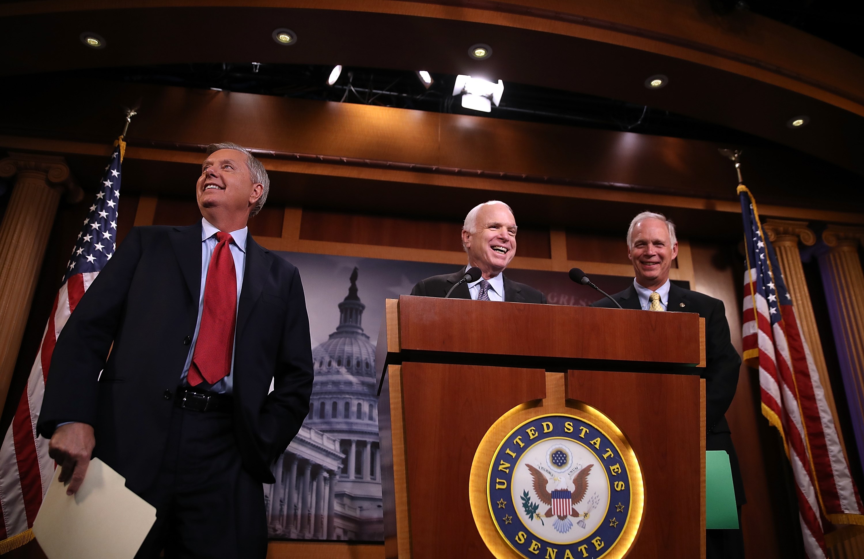 McCain (en medio) rechazó la propuesta de reforma al Obamacare.