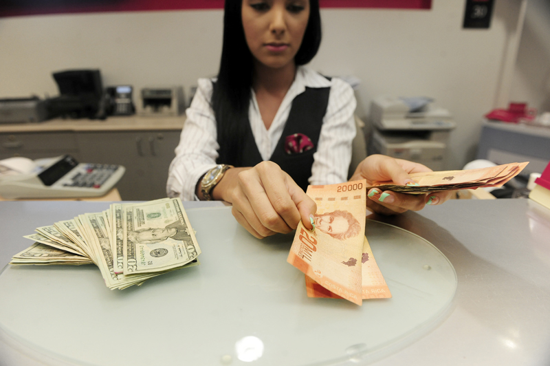 Las entidades financieras se mantienen comprando más divisas al público de las que les venden. Fotografía con fines ilustrativos en lasucursal de Scotia Bank en Plaza Lincoln. Foto: John Durán.
