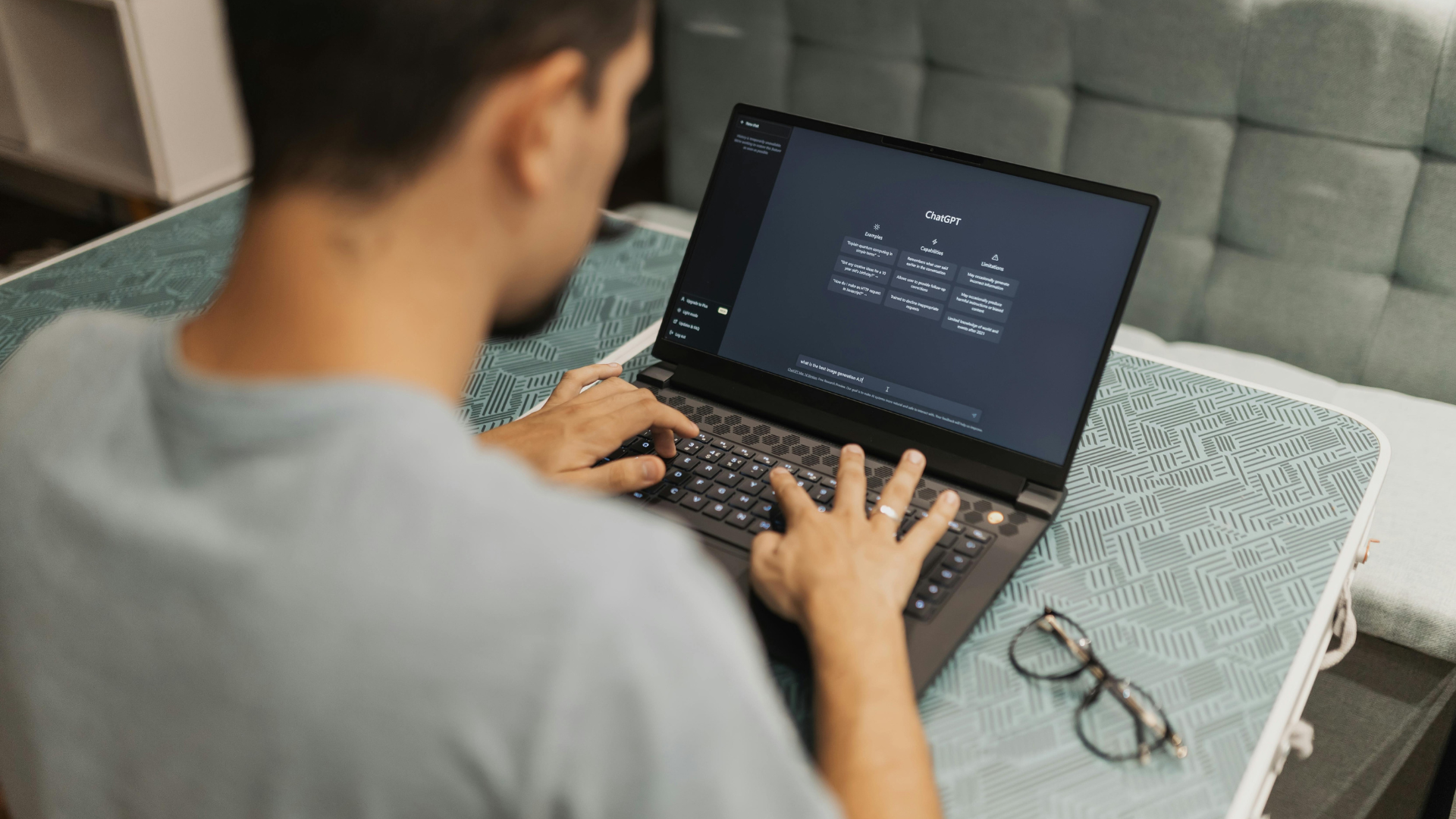Un hombre creyó que era un genio con poder para destruir Internet tras 300 horas de diálogo con ChatGPT.