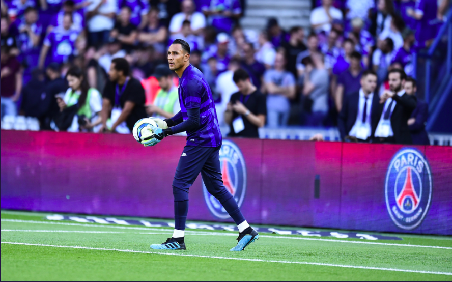 Keylor Navas realizando ejercicios de calentamiento con el PSG. Fotografía: PSG