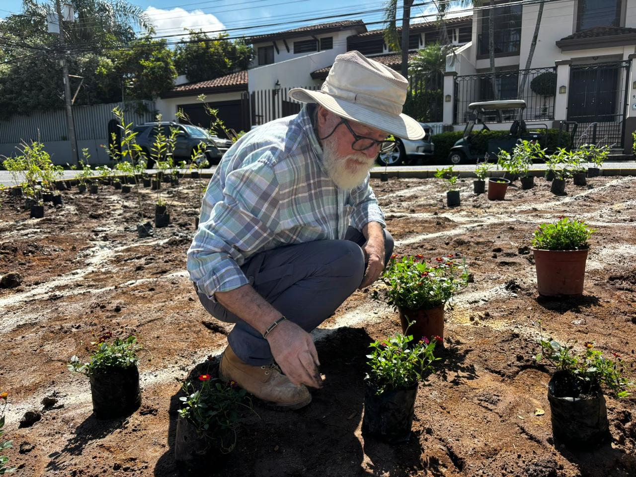 Un hombre en una huerta.