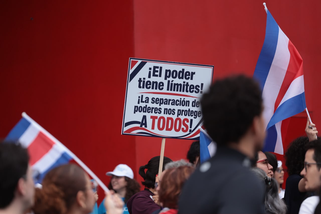 Miembros de la comunidad universitaria, sindicatos y organizaciones sociales se dirigen al Plantón por la Justicia Democrática desde la fuente de la Hispanidad en San Pedro a la plaza de la Democracia en San José.