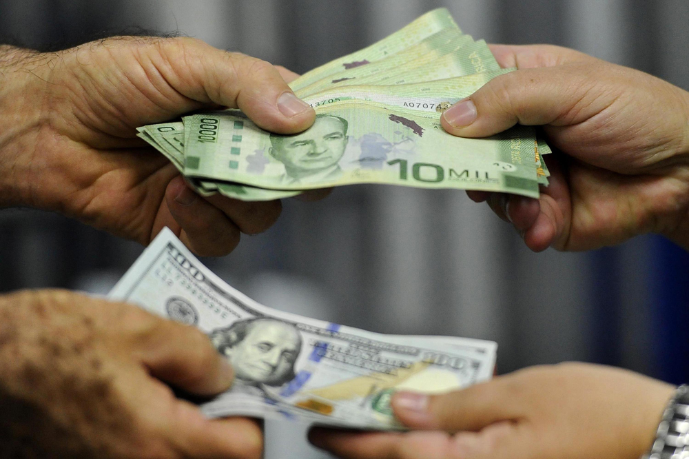 12/08/16. San José. Banco de Costa Rica. Oficinas Centrales. Servicios que ofrece al público. Bodegas del Banco. En la foto cambio de moneda, dolares y colones. Fotos Melissa Fernández Silva