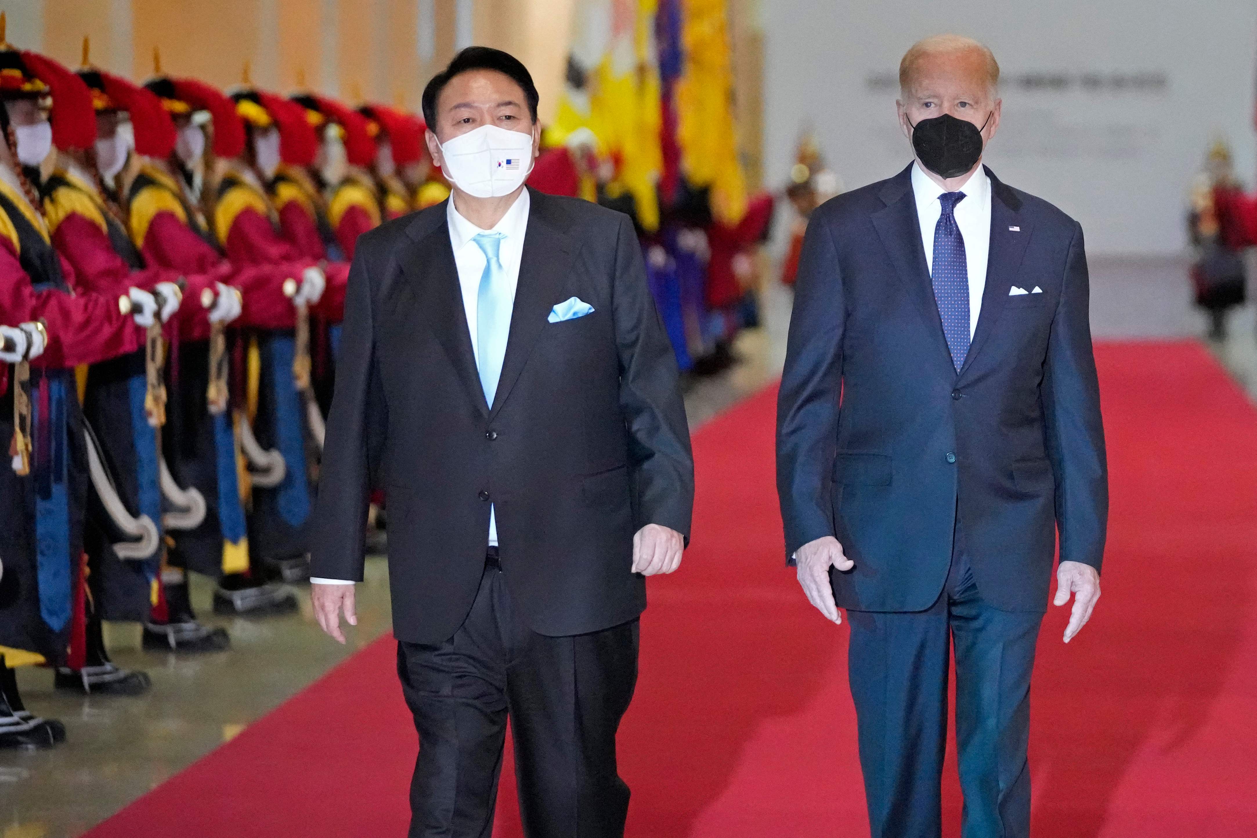 South Korean President Yoon Suk-yeol (center-L) and US President Joe Biden arrive for a state dinner at the National Museum of Korea in Seoul on May 21, 2022. (Photo by Lee Jin-man / POOL / AFP)