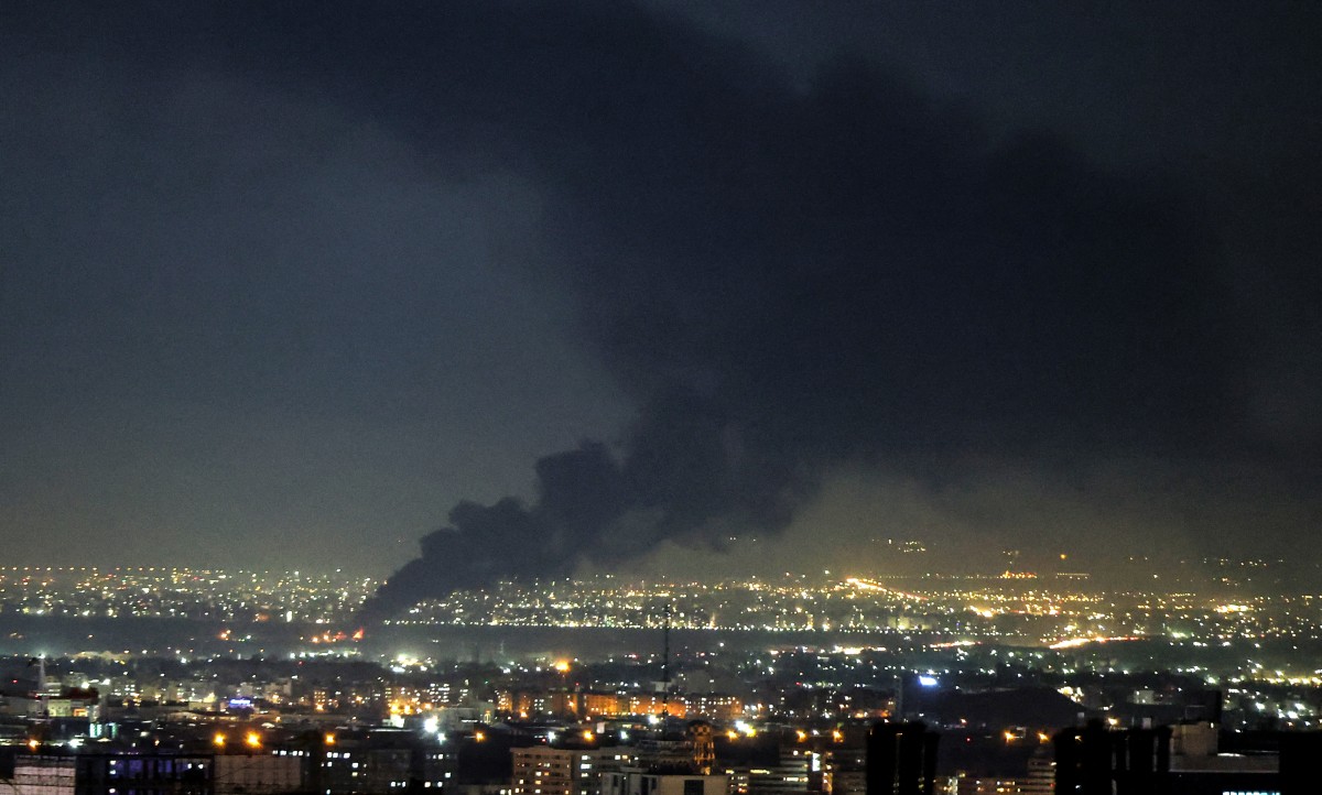 Humo en Teherán tras bombardeo del 7 de abril.