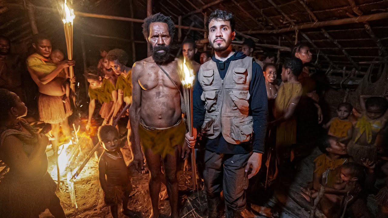 Araya Vlogs durante su viaje a Papúa con la tribu de caníbales Korowai.