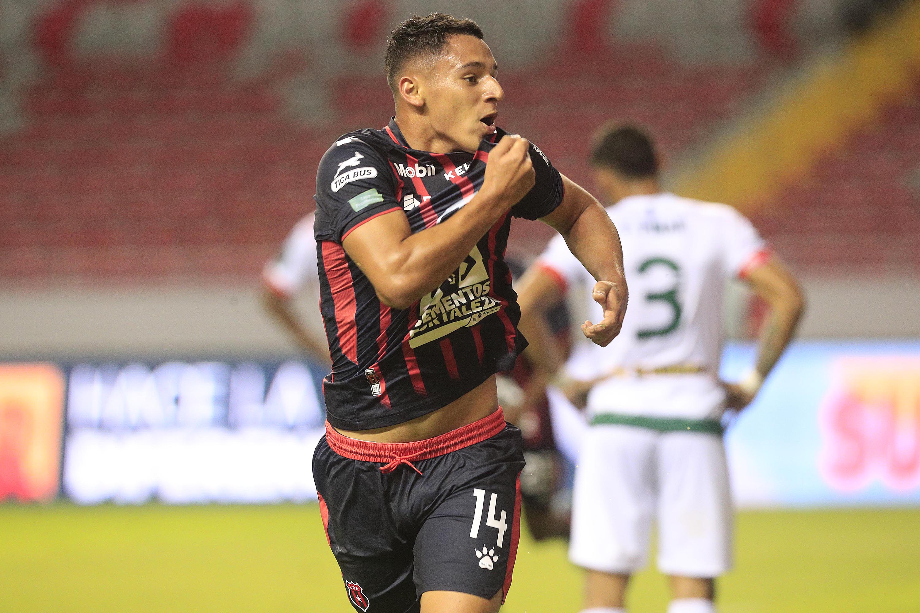 Un cachorro de Alajuelense anda suelto: anota dos goles el sábado y otro el  domingo | La Nación