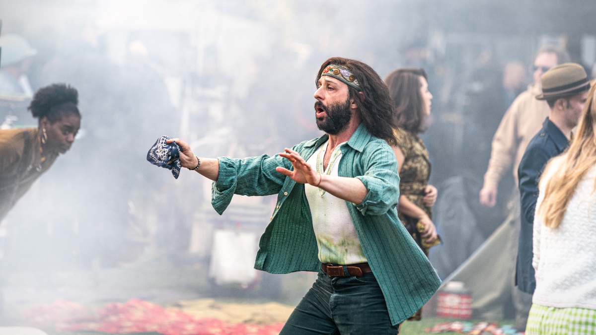 Foto: Netflix. The Trial of the Chicago 7. Jeremy Strong as Jerry Rubin in The Trial of the Chicago 7. Cr. Niko Tavernise/NETFLIX © 2020